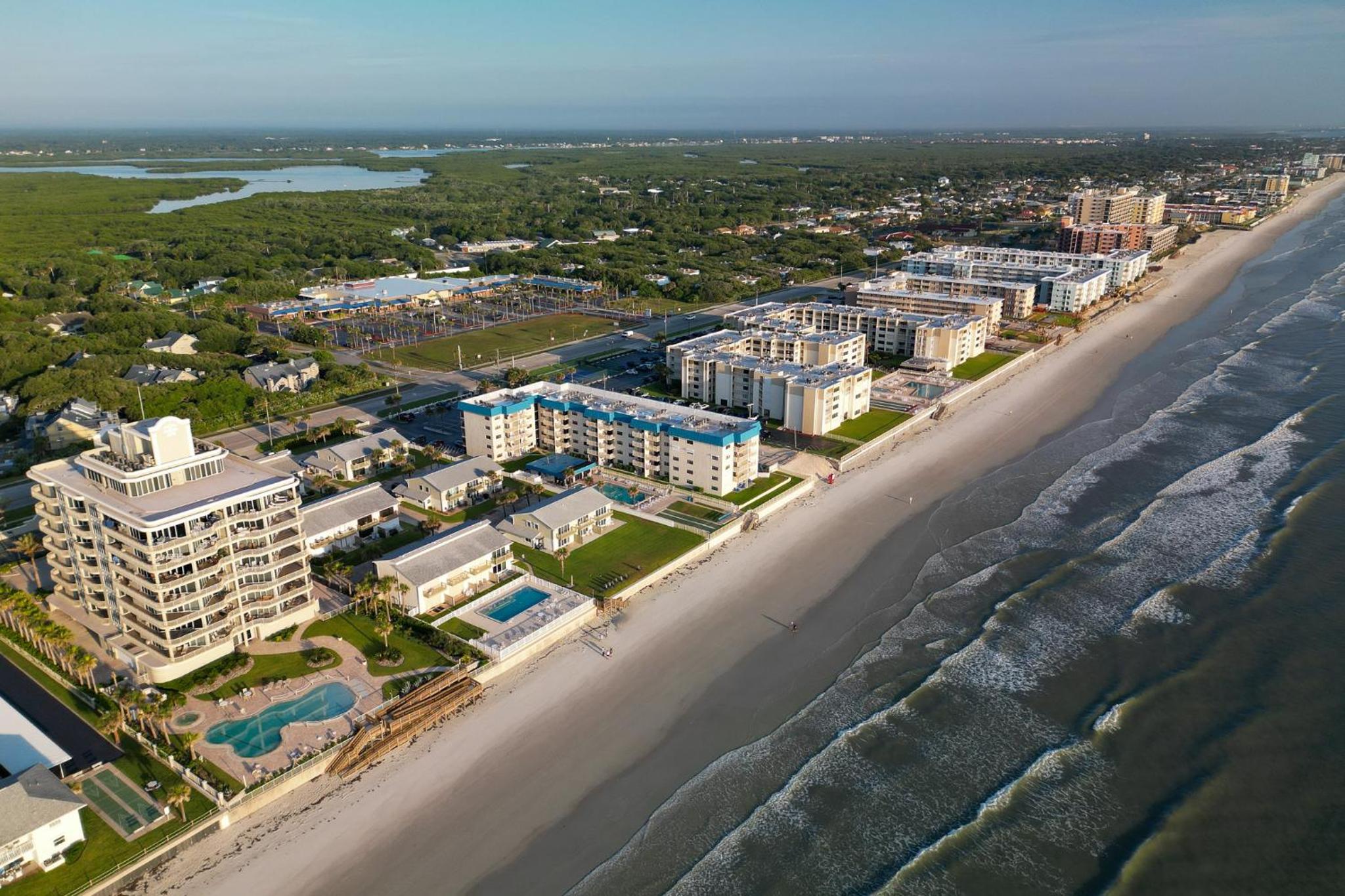 Oceanside Village Townhouse No Drive New Smyrna Beach, Private Ground Floor Patio w Grill