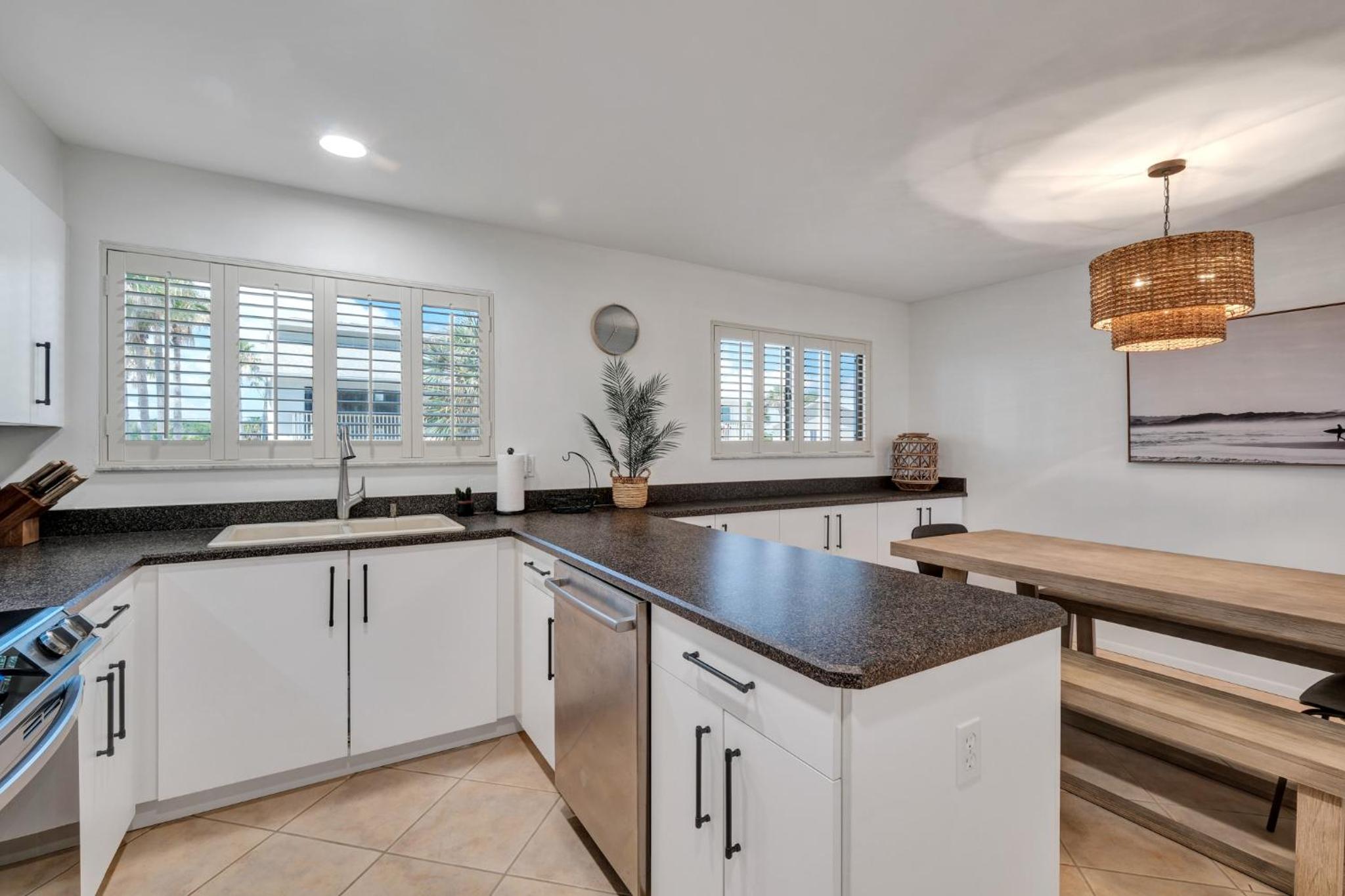 Oceanside Village Townhouse No Drive New Smyrna Beach, Private Ground Floor Patio w Grill