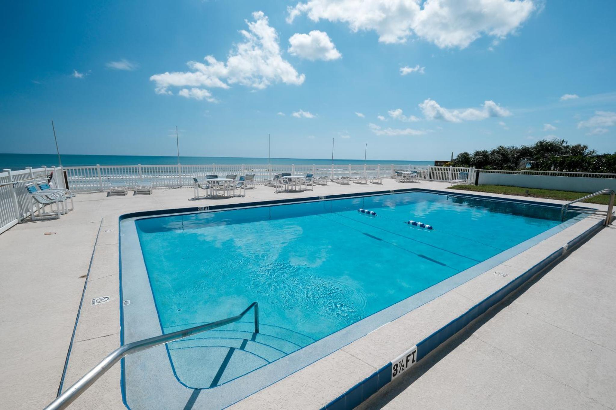 Oceanside Village Townhouse No Drive New Smyrna Beach, Private Ground Floor Patio w Grill