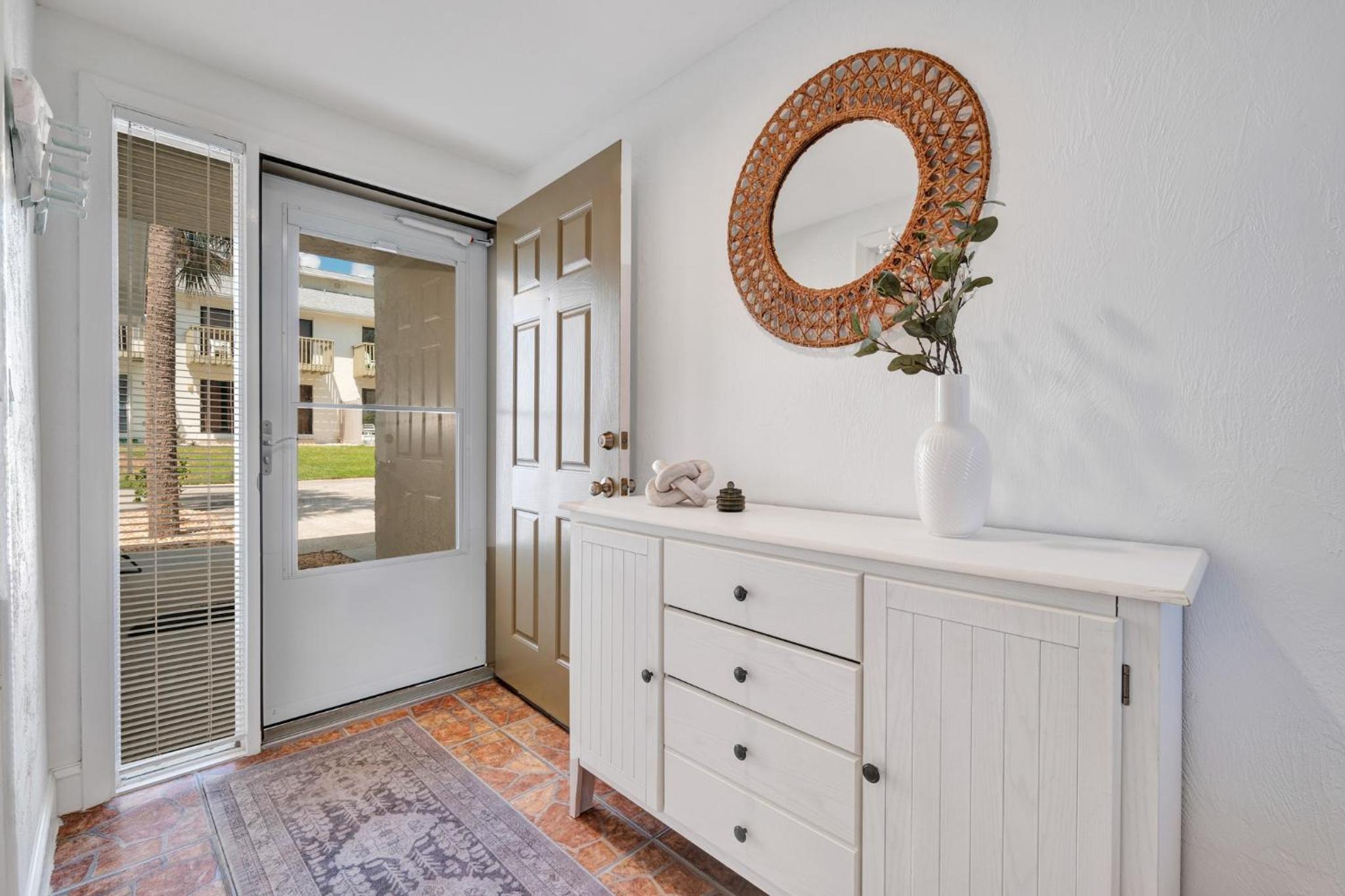 Oceanside Village Townhouse No Drive New Smyrna Beach, Private Ground Floor Patio w Grill