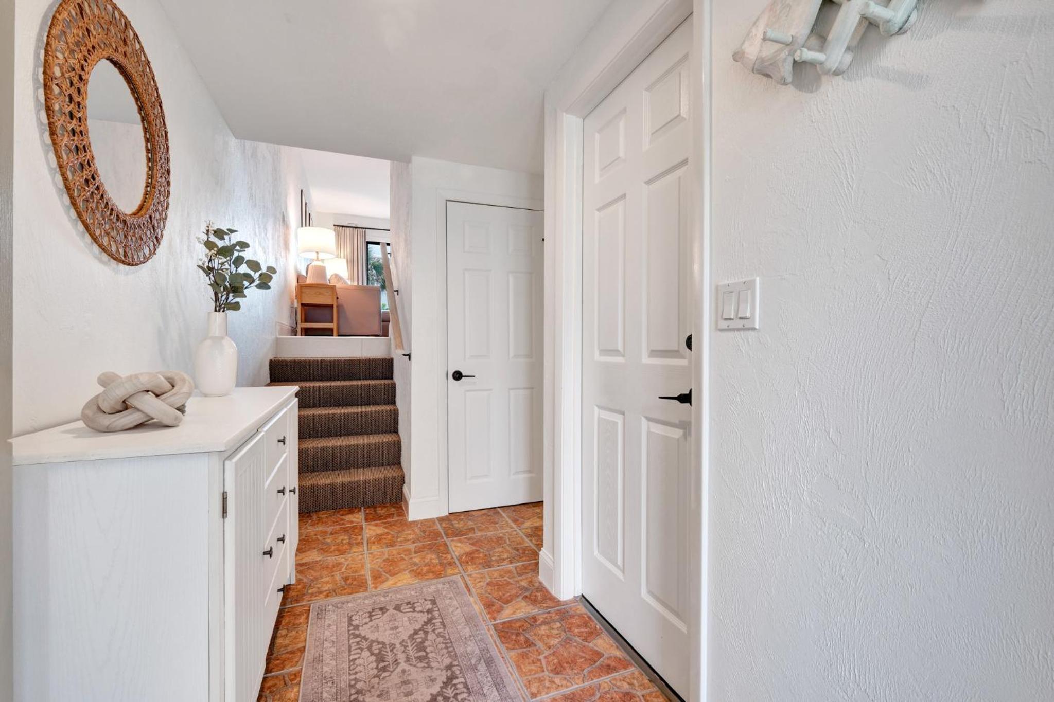 Oceanside Village Townhouse No Drive New Smyrna Beach, Private Ground Floor Patio w Grill