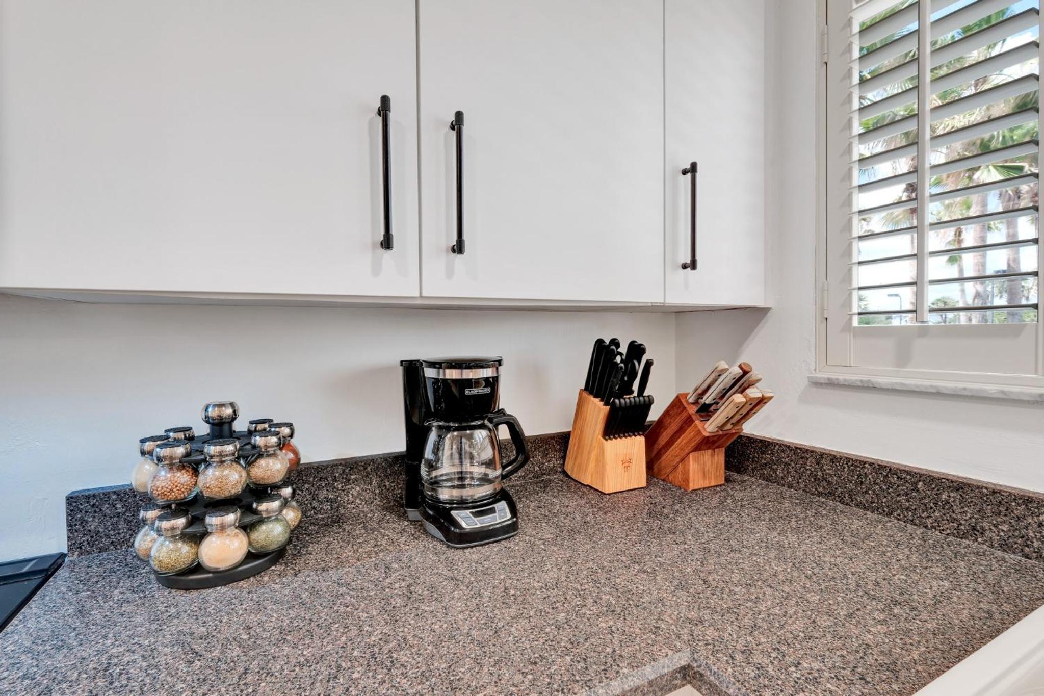 Oceanside Village Townhouse No Drive New Smyrna Beach, Private Ground Floor Patio w Grill