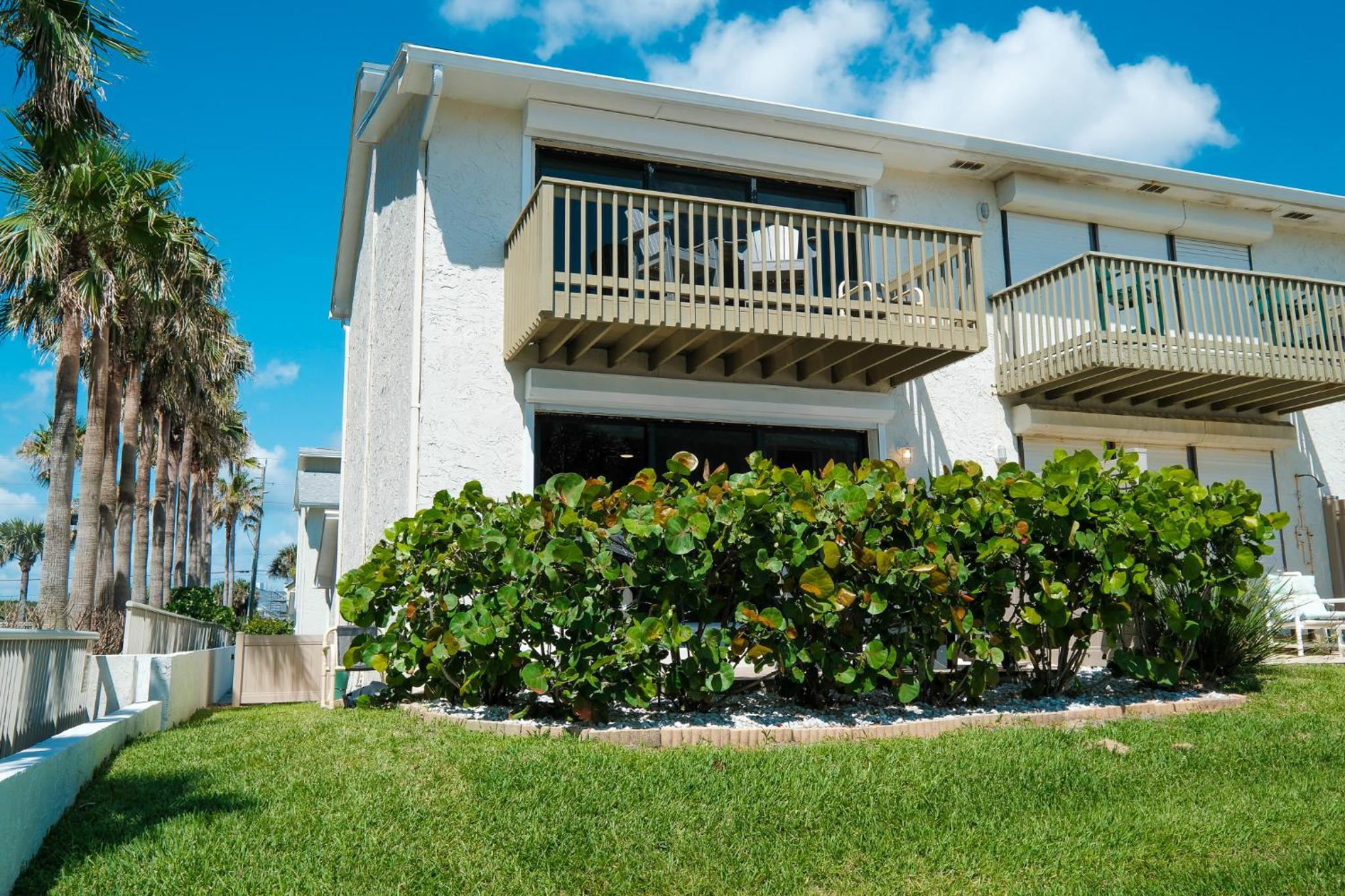 Oceanside Village Townhouse No Drive New Smyrna Beach, Private Ground Floor Patio w Grill