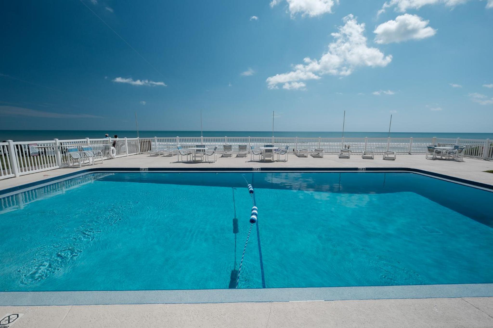 Oceanside Village Townhouse No Drive New Smyrna Beach, Private Ground Floor Patio w Grill