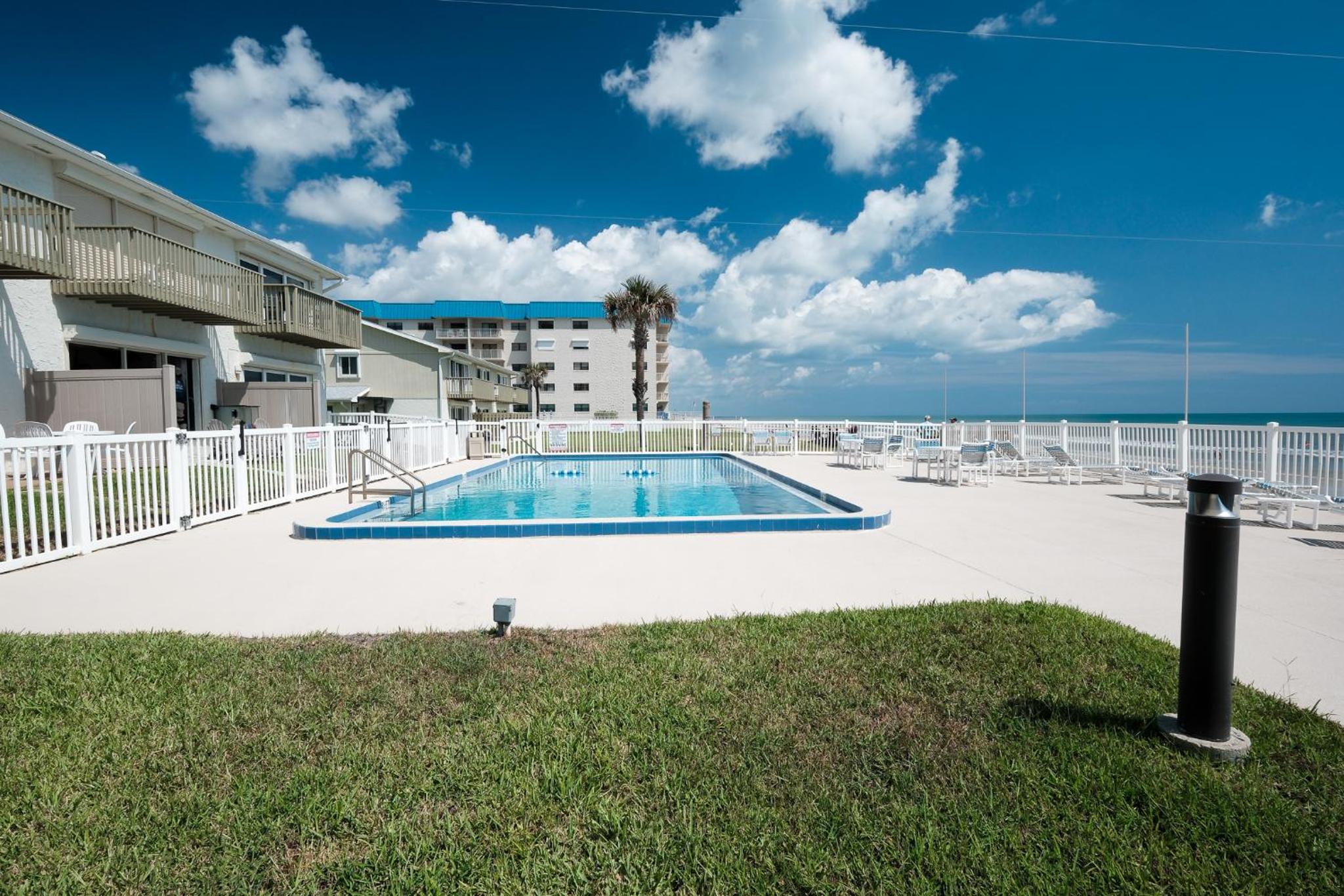Oceanside Village Townhouse No Drive New Smyrna Beach, Private Ground Floor Patio w Grill