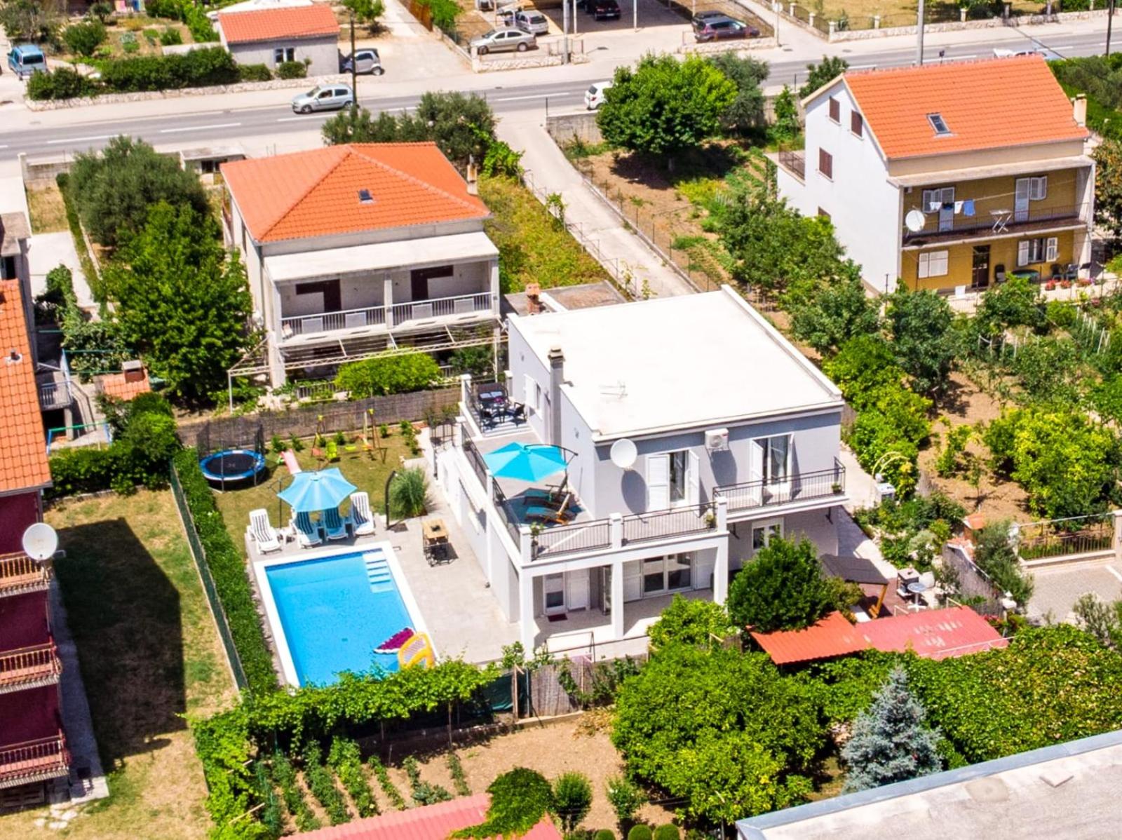 Holiday Home Sunny Side view 5