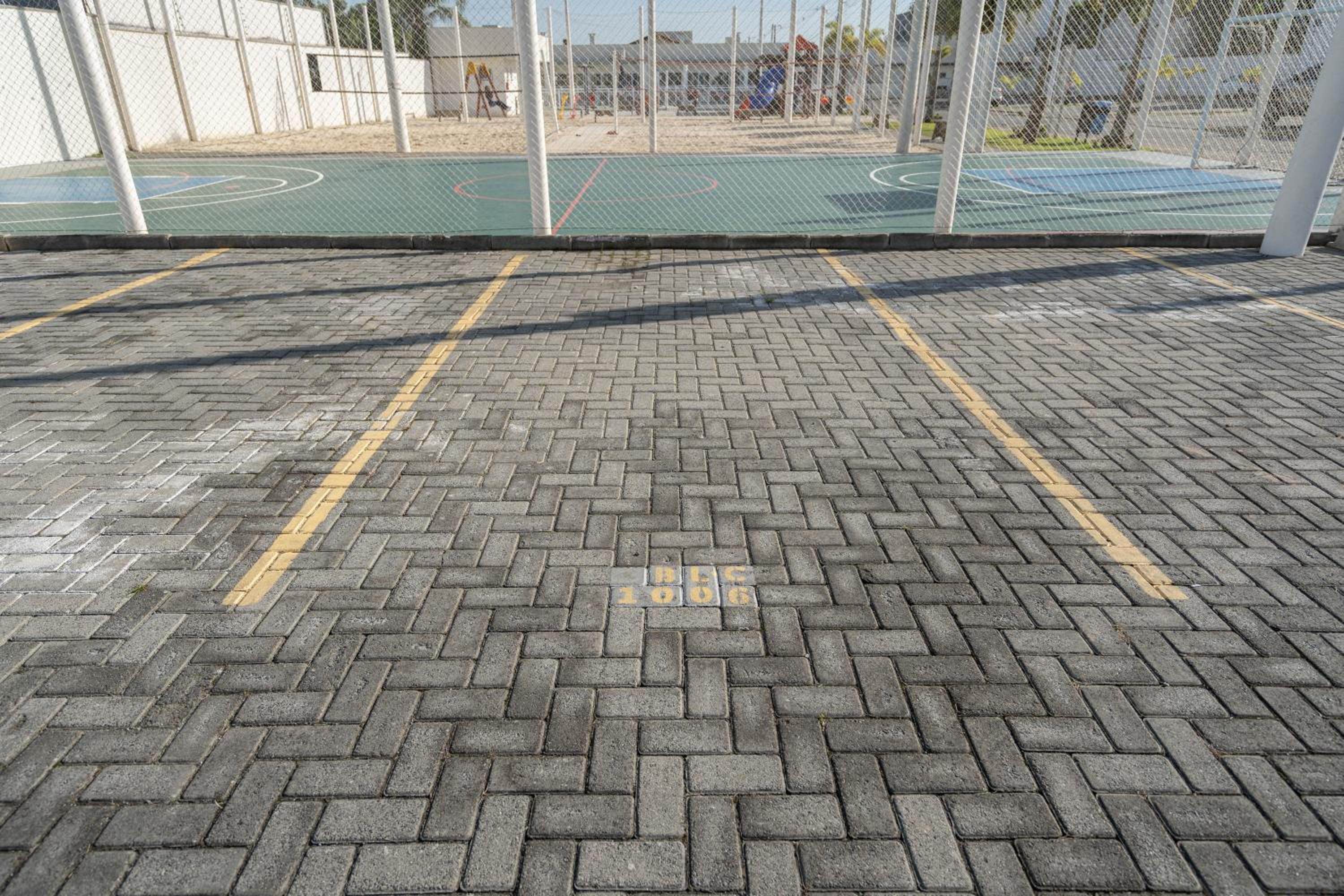 Apto a 500m da PRAIA com SACADA com CHURRASQUEIRA, WI-FI, PISCINA, PORTARIA 24h e vaga de GARAGEM