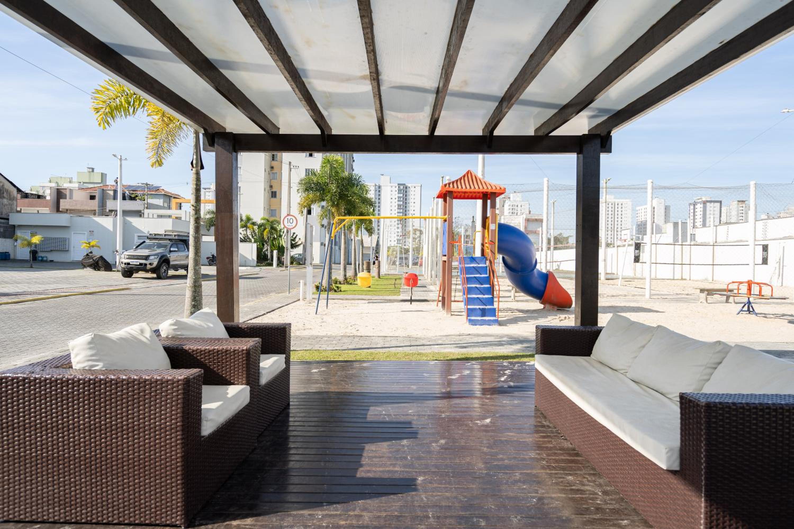 Apto a 500m da PRAIA com SACADA com CHURRASQUEIRA, WI-FI, PISCINA, PORTARIA 24h e vaga de GARAGEM