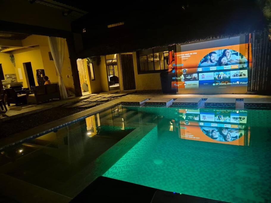 Lujosa villa con piscina y cine privado
