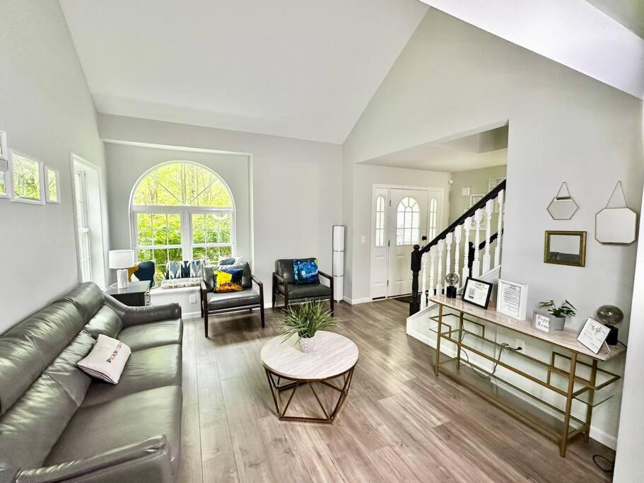 Perfect Vacation Home with Game Room Theater Hot Tub