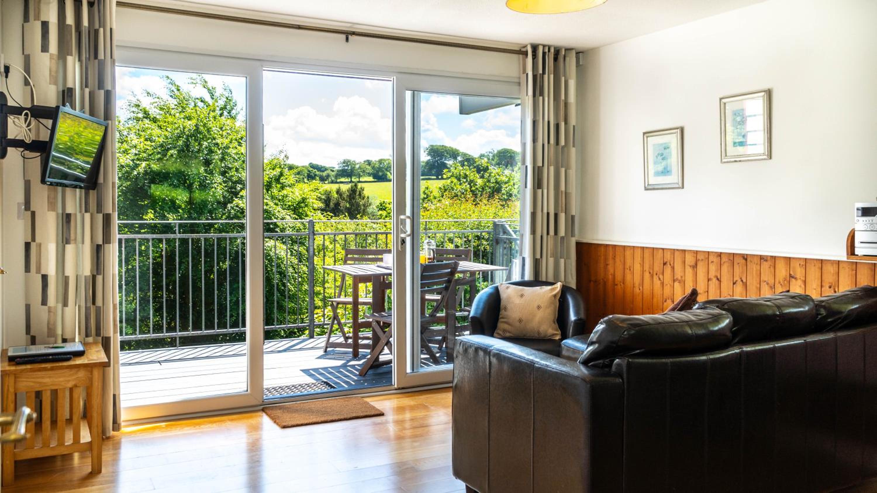 Ta Mill Cottages & Lodges - Meadowview Chalet 3 view 5