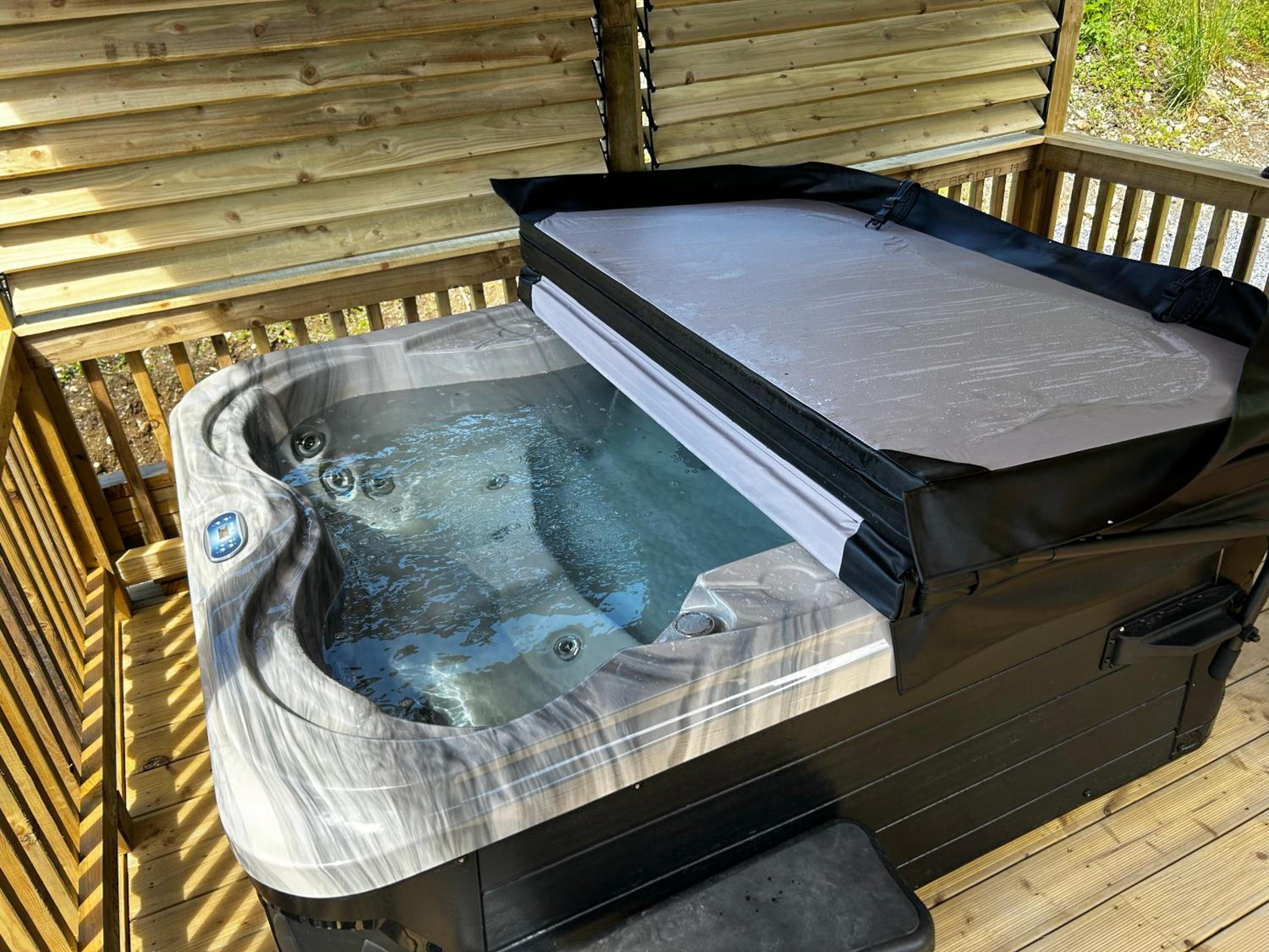 LITTLE ROCK RETREAT Log Cabin with Hot Tub view 3
