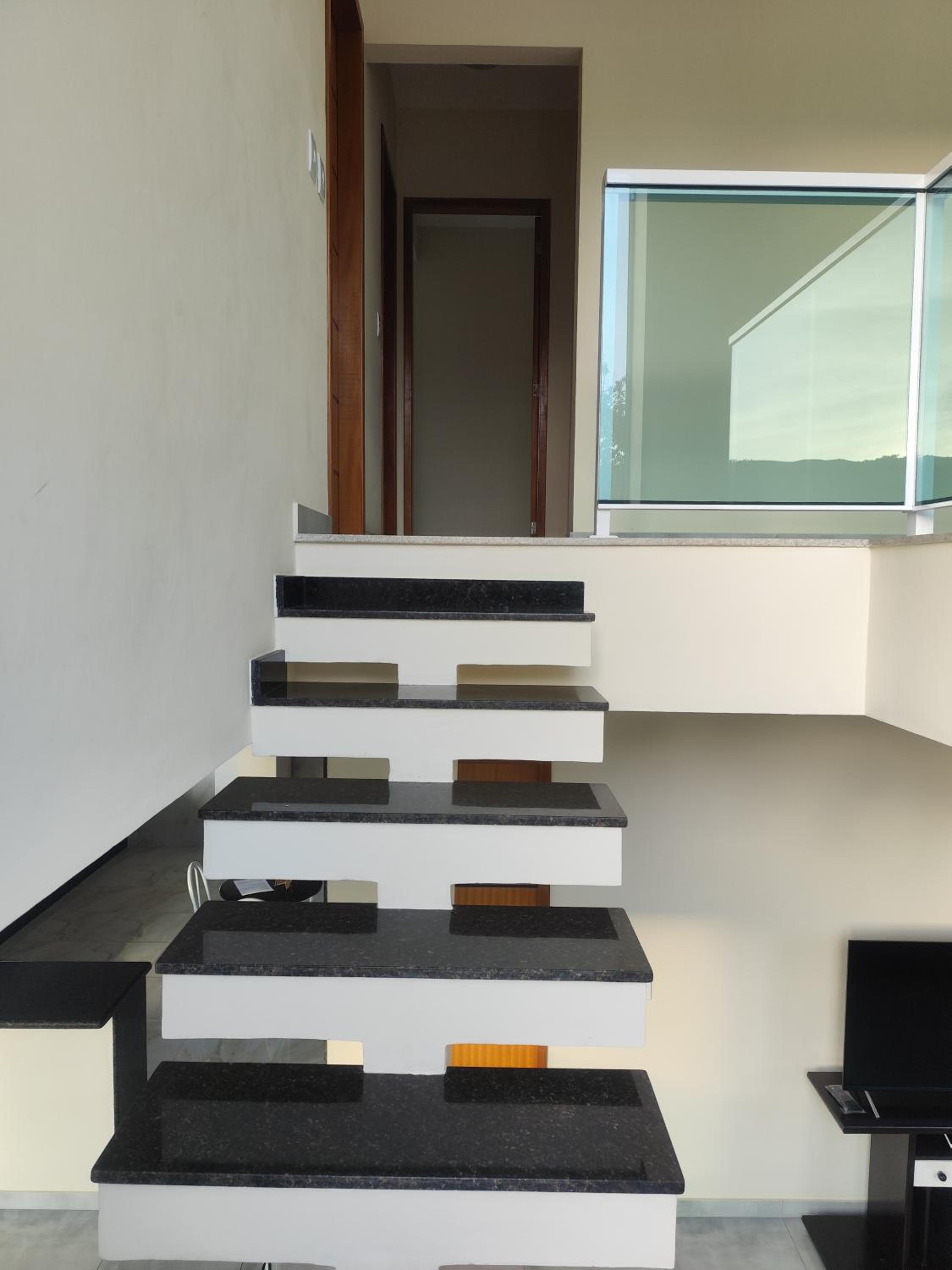 Casa de vidro com vista para a Mata Atlântica no Centro de Miguel Pereira