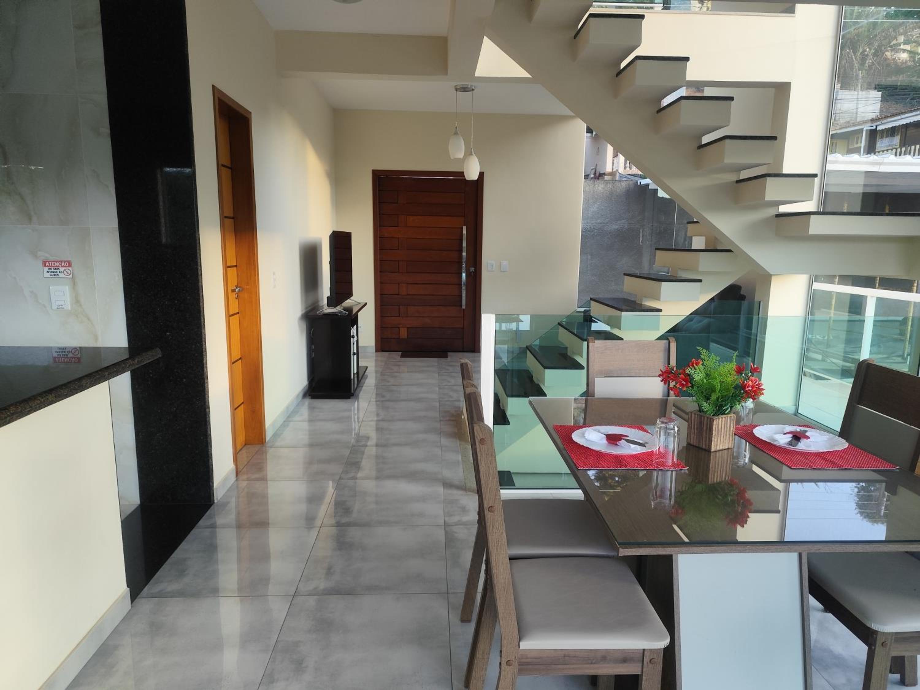 Casa de vidro com vista para a Mata Atlântica no Centro de Miguel Pereira