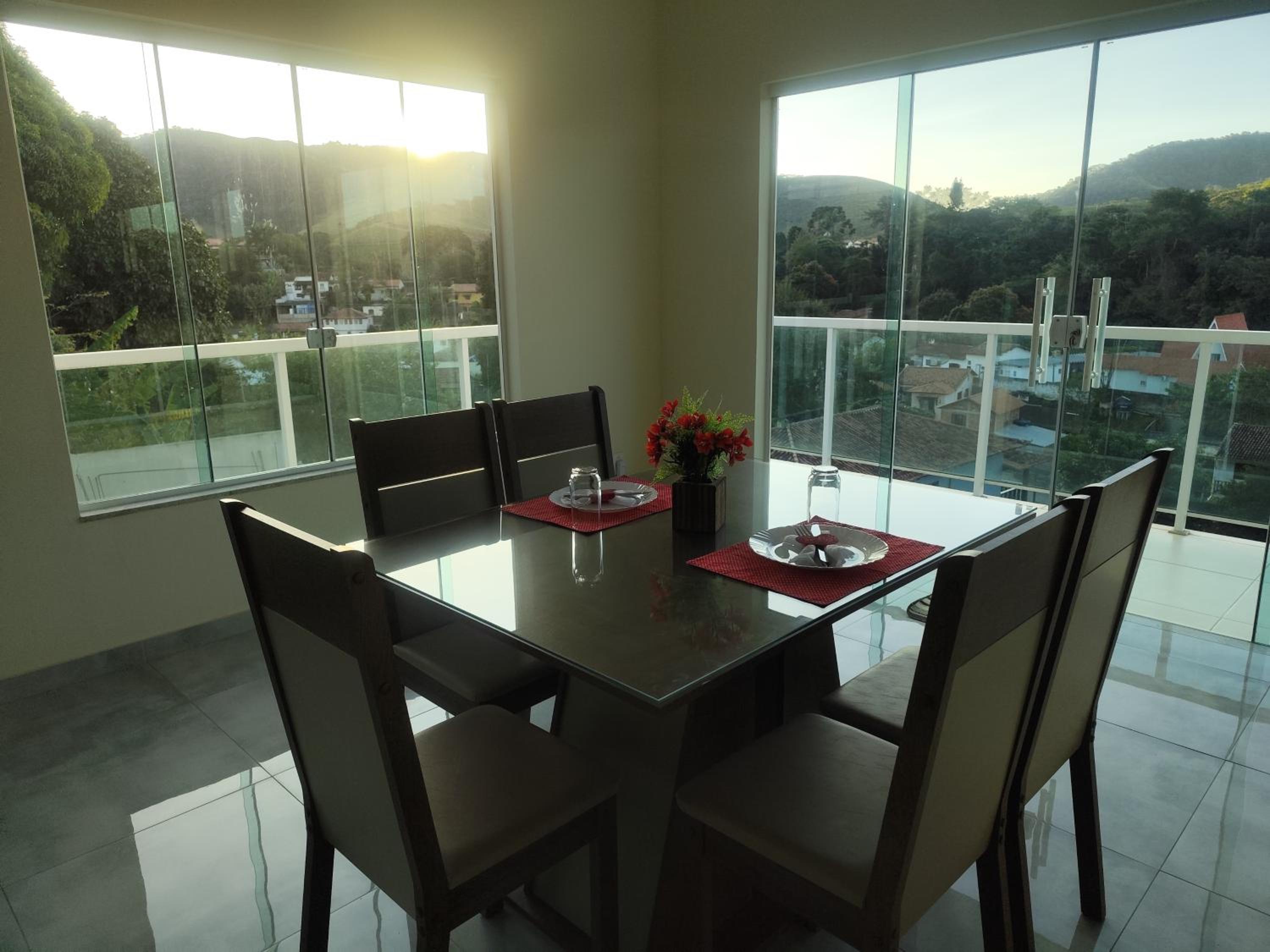 Casa de vidro com vista para a Mata Atlântica no Centro de Miguel Pereira