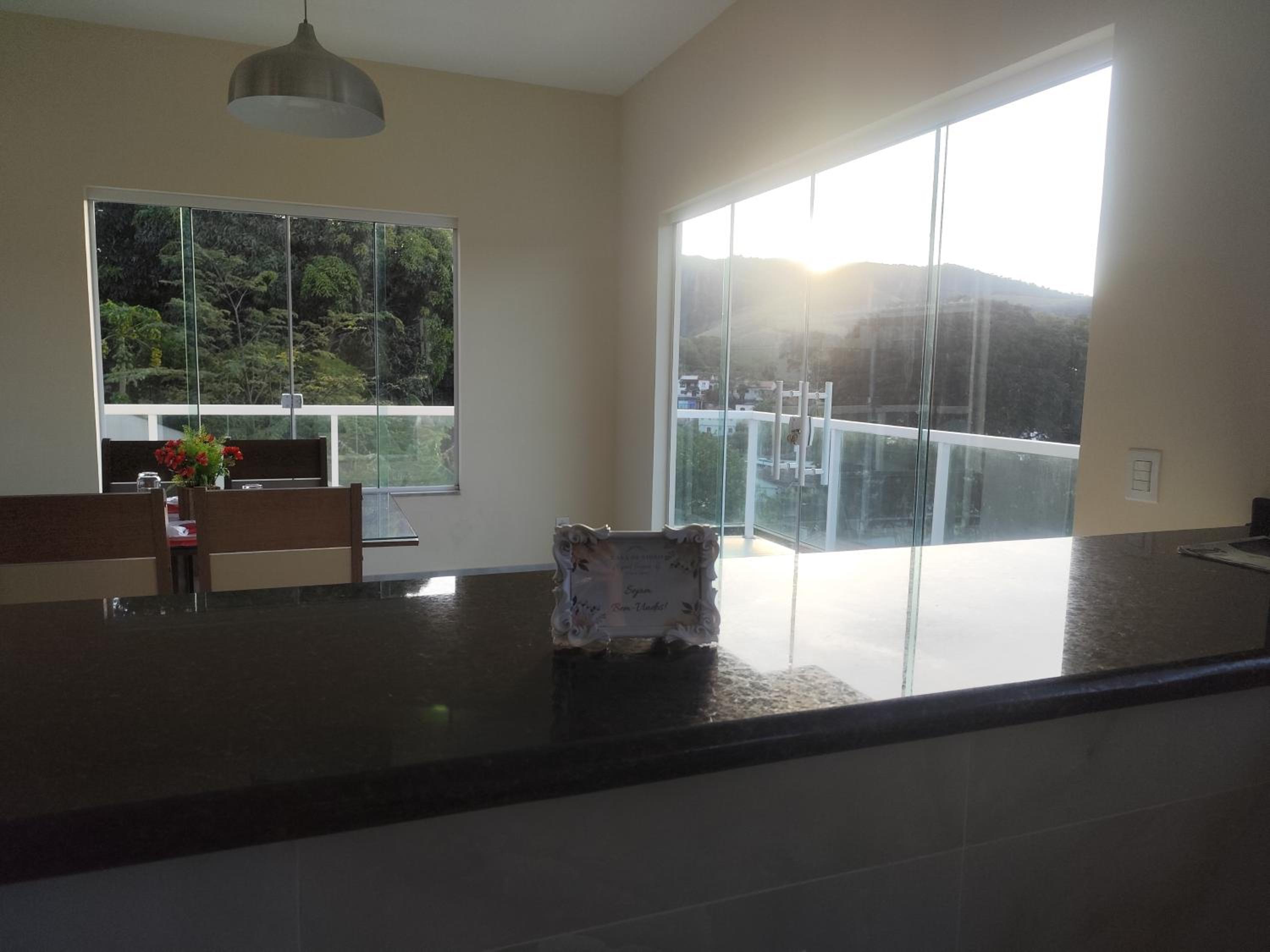 Casa de vidro com vista para a Mata Atlântica no Centro de Miguel Pereira