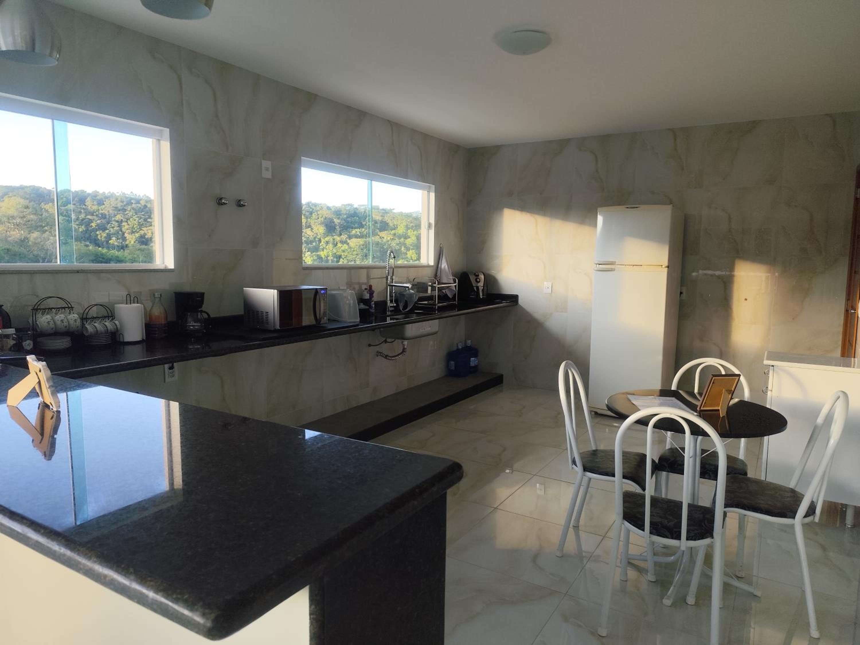 Casa de vidro com vista para a Mata Atlântica no Centro de Miguel Pereira