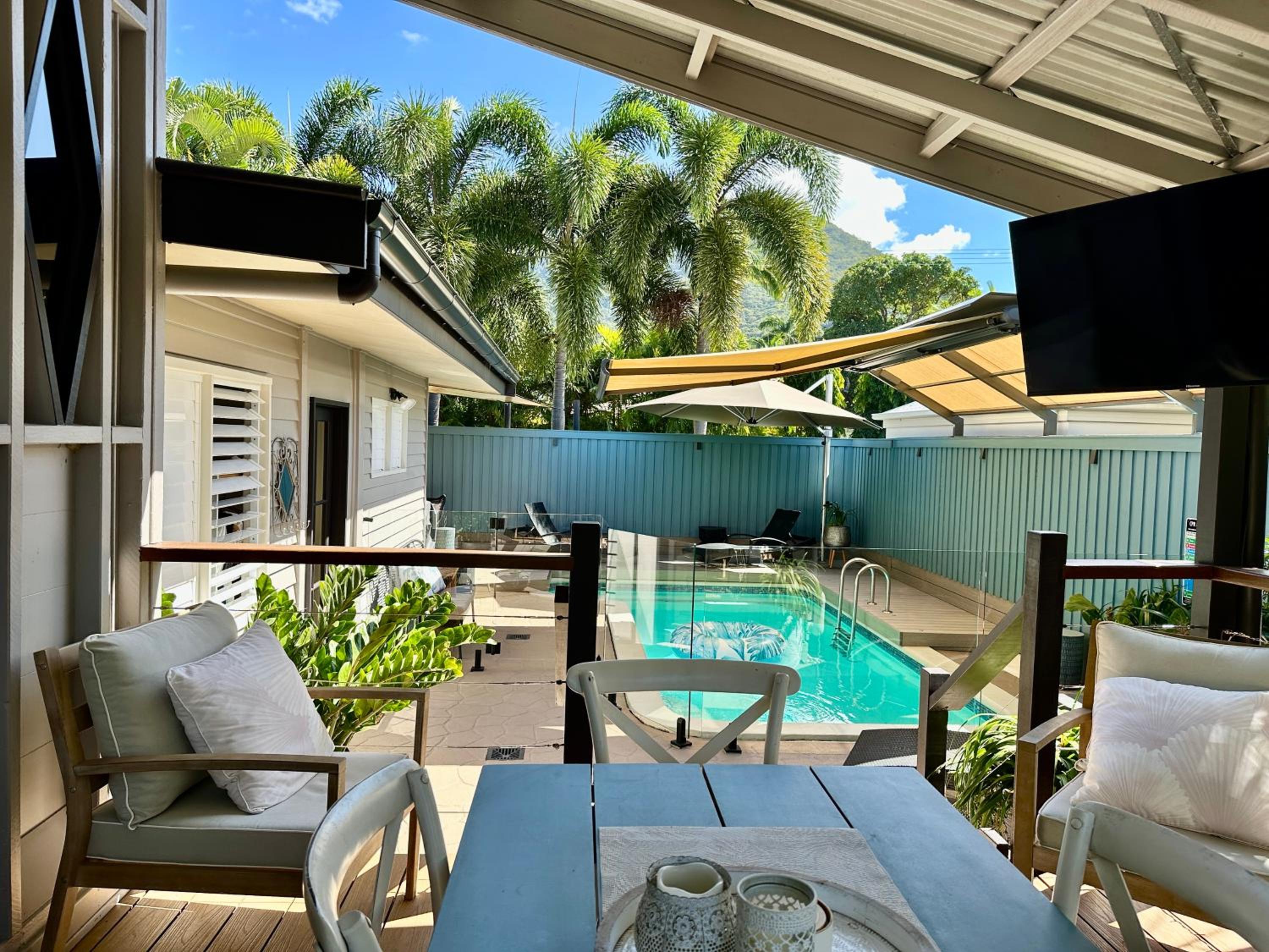 Sweet Creek Cottage, Palm Cove, 200m to Beach, Heated Pool, Pets