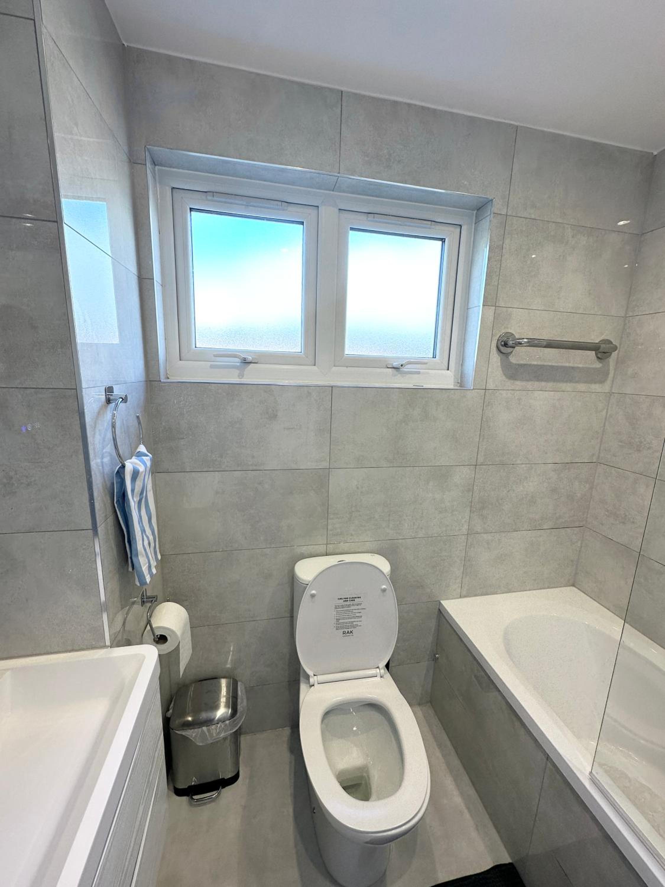 Luxury Bedrooms Near Transport Links — bathroom