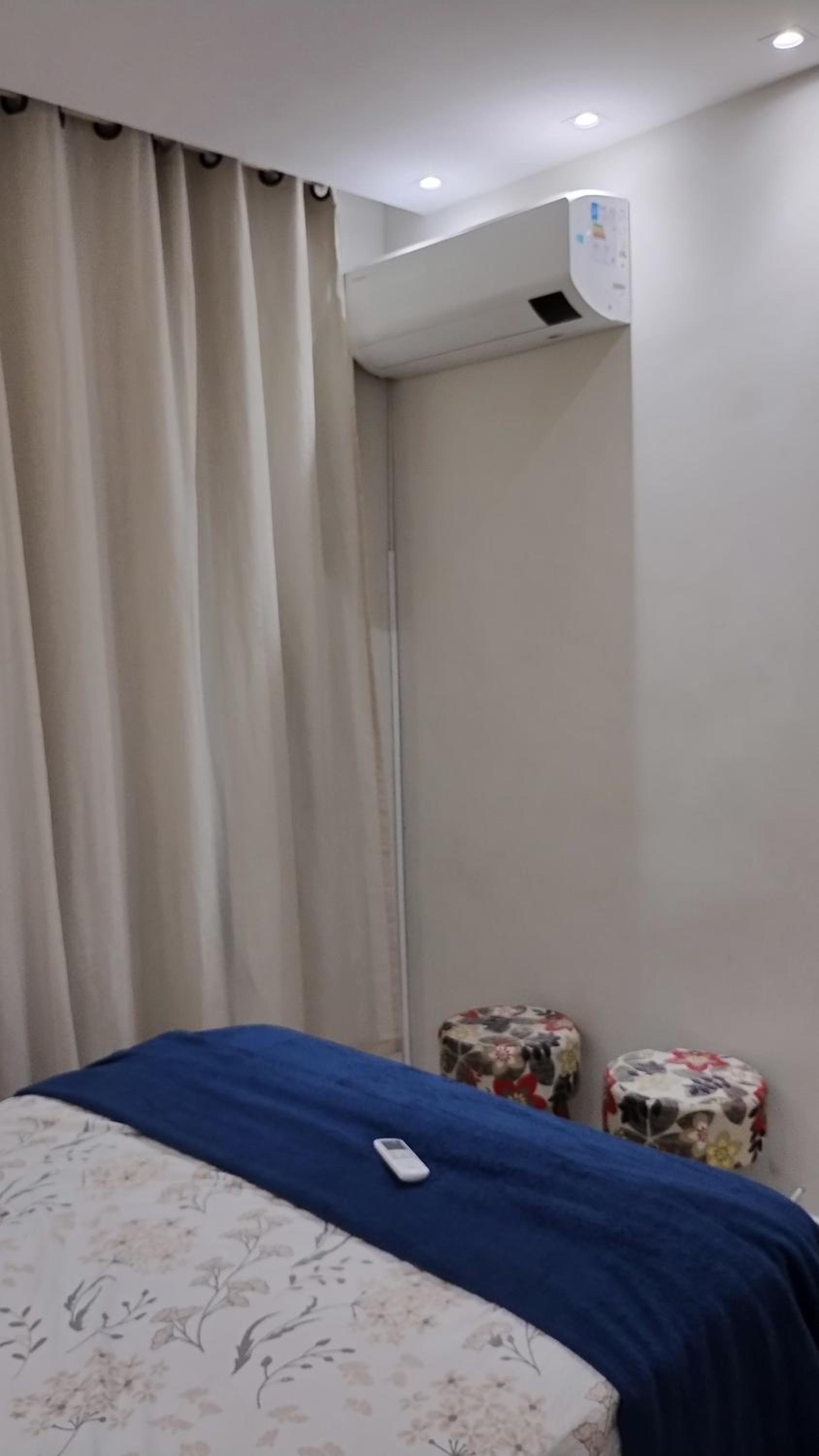 Apartamento com AR Condicionado splint, condomínio com piscina 2 Qts, próximo à praias e ao pavilhão de Carapina com portaria 24h