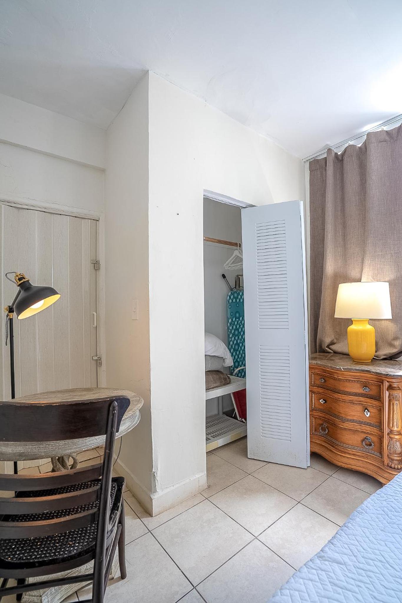 Suarez Art Stay Buena Vista, Sleeps 10, Free Parking photo 2