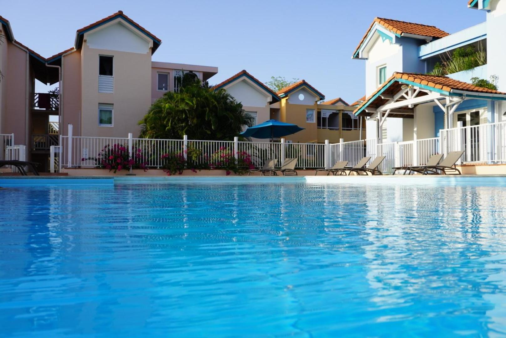 T2 spacieux, confort, piscine & plage à Sainte-Anne