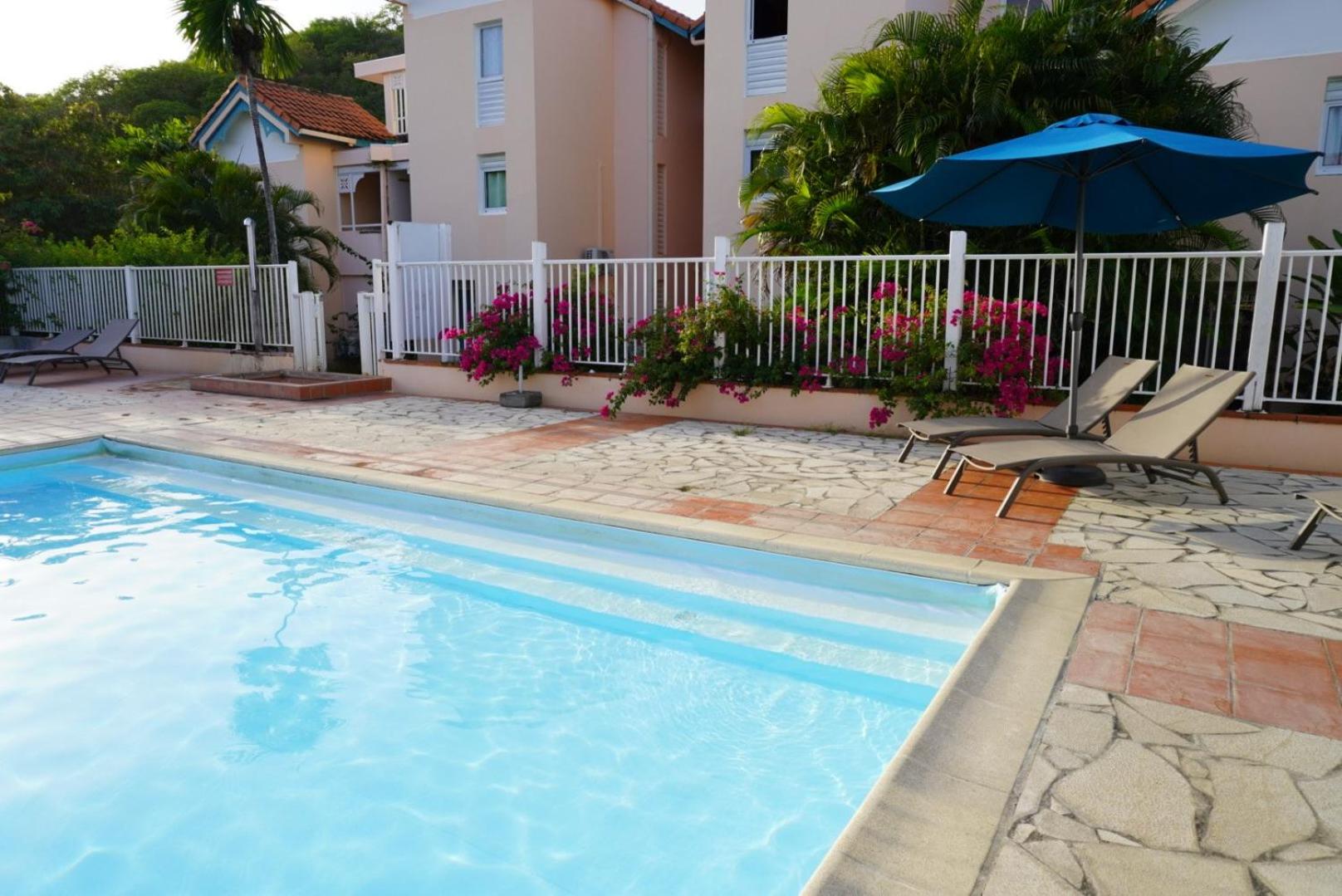 T2 spacieux, confort, piscine & plage à Sainte-Anne