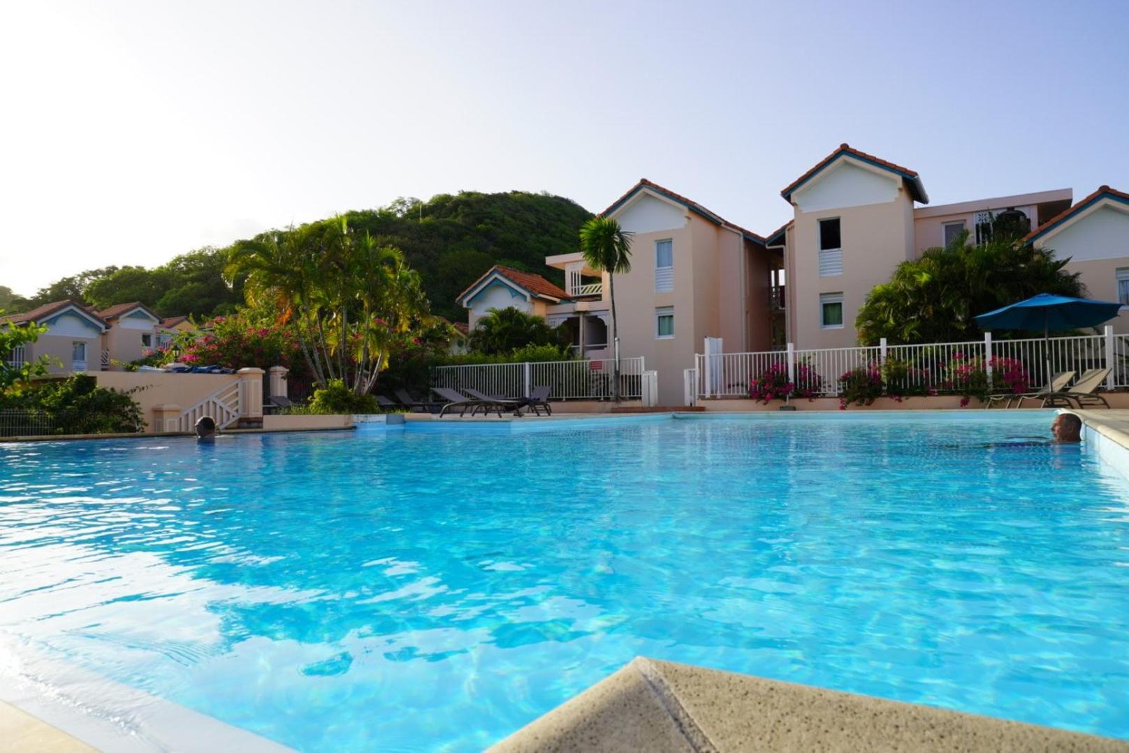 T2 spacieux, confort, piscine & plage à Sainte-Anne