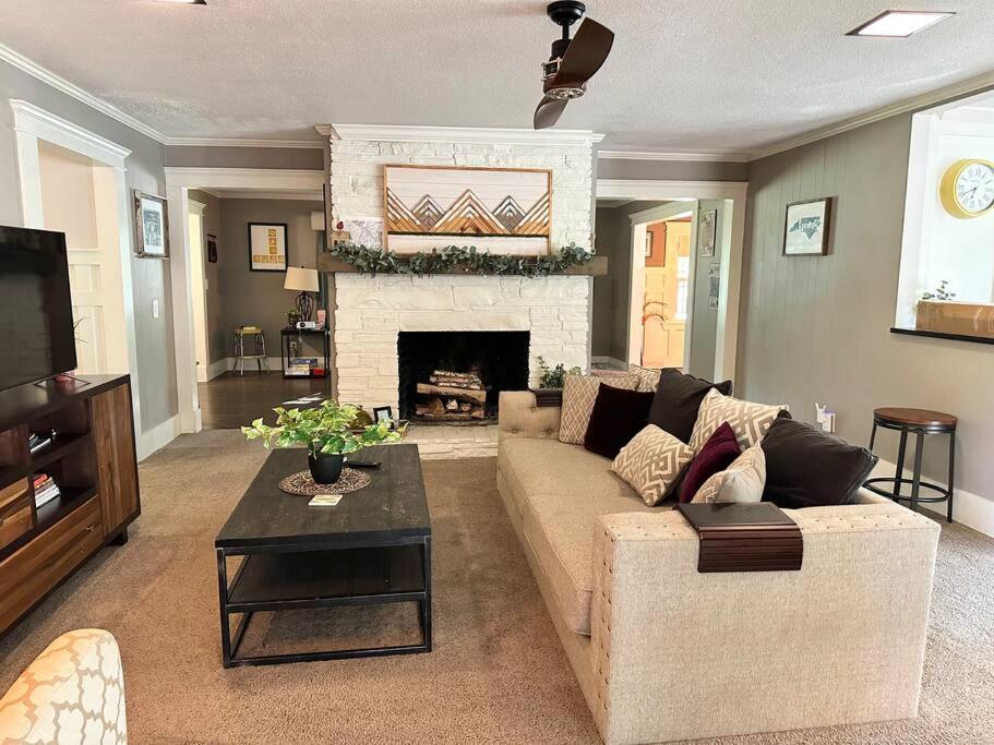 StayCation 3bed 2bath Kids,Pet-friendly with Games view 3