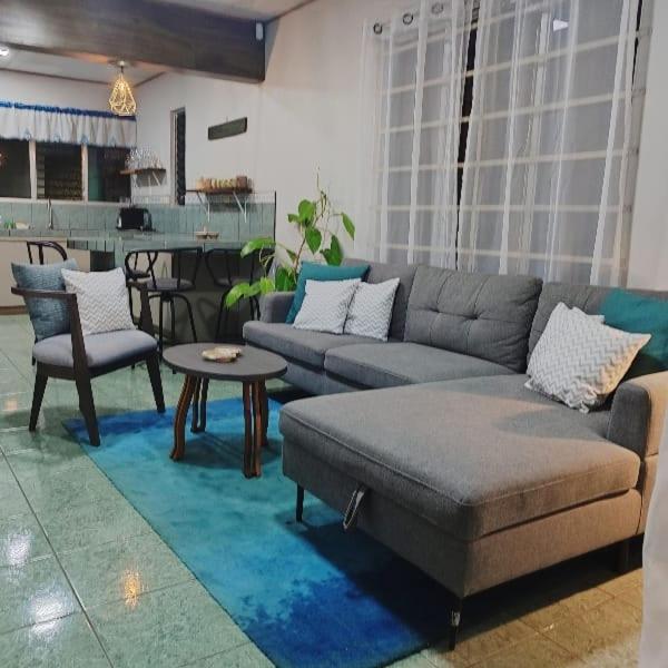 Hojas Verdes Rental House Excelente ubicación cerca de Campo Ferial Palmares