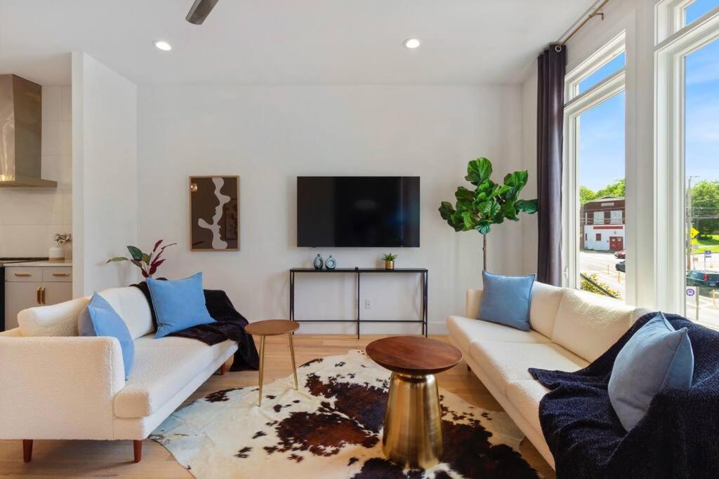 Modern Luxury Retreat, Rooftop Deck, Sleeps 16 view 3