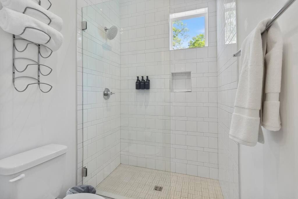 Modern Luxury Retreat, Rooftop Deck, Sleeps 16 view 5