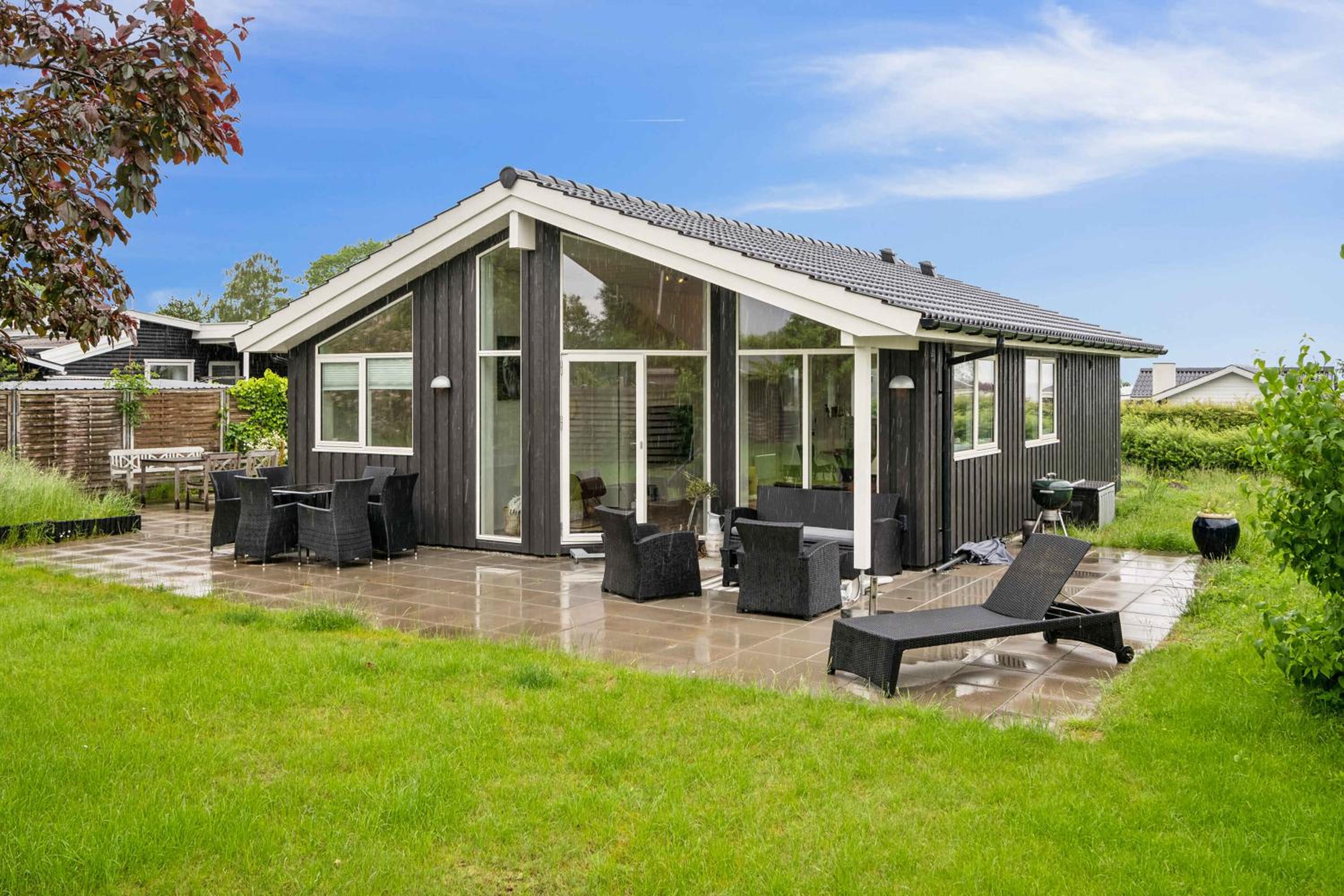 Cosy Summerhouse Near The Waterfront