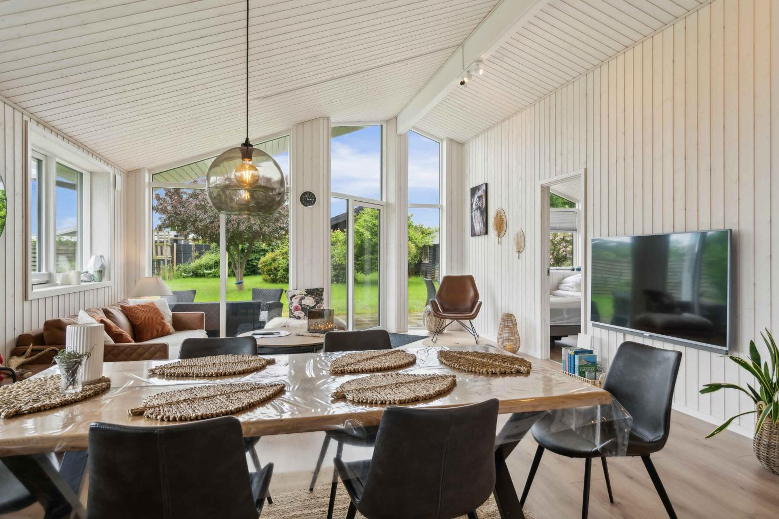 Cosy Summerhouse Near The Waterfront