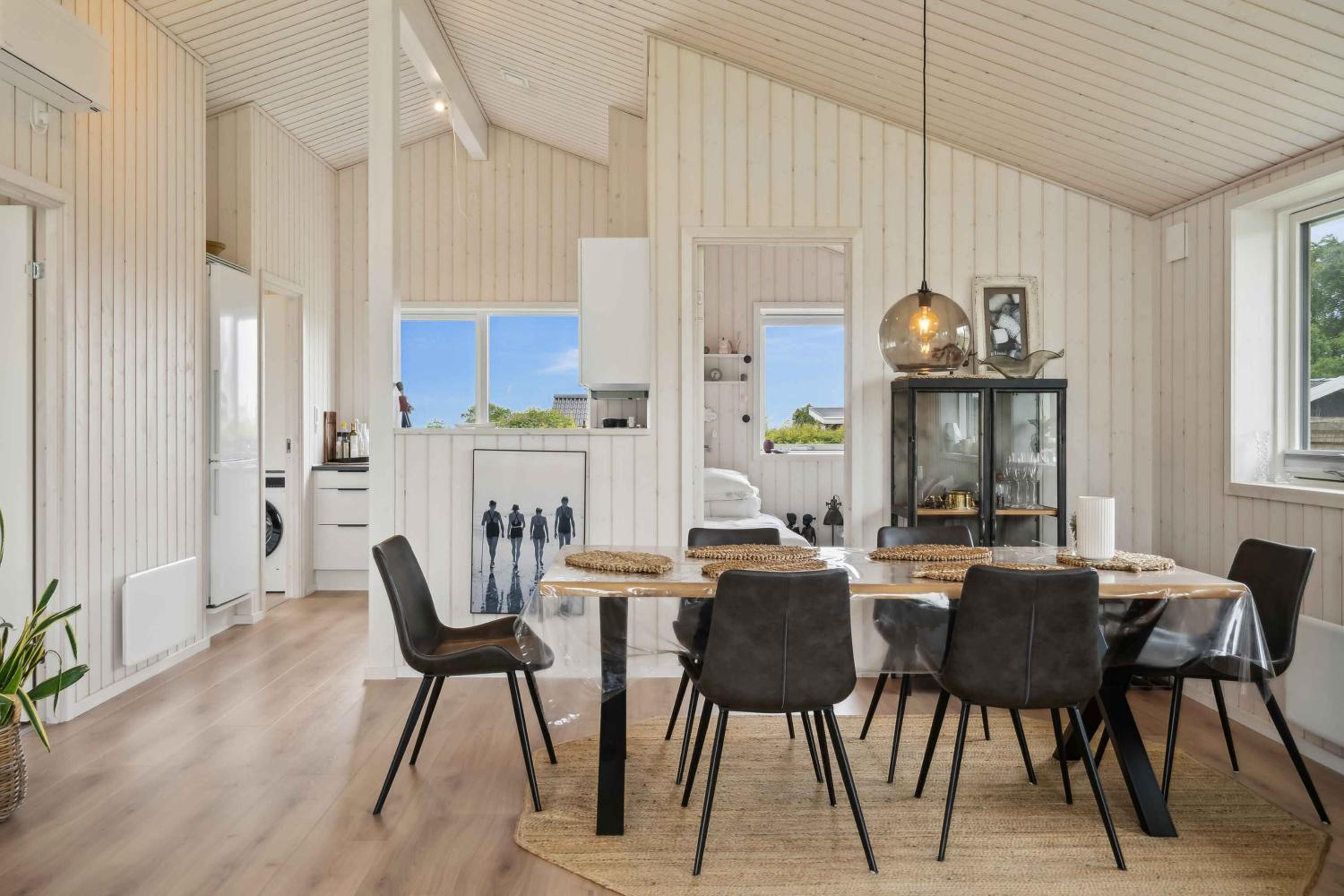 Cosy Summerhouse Near The Waterfront