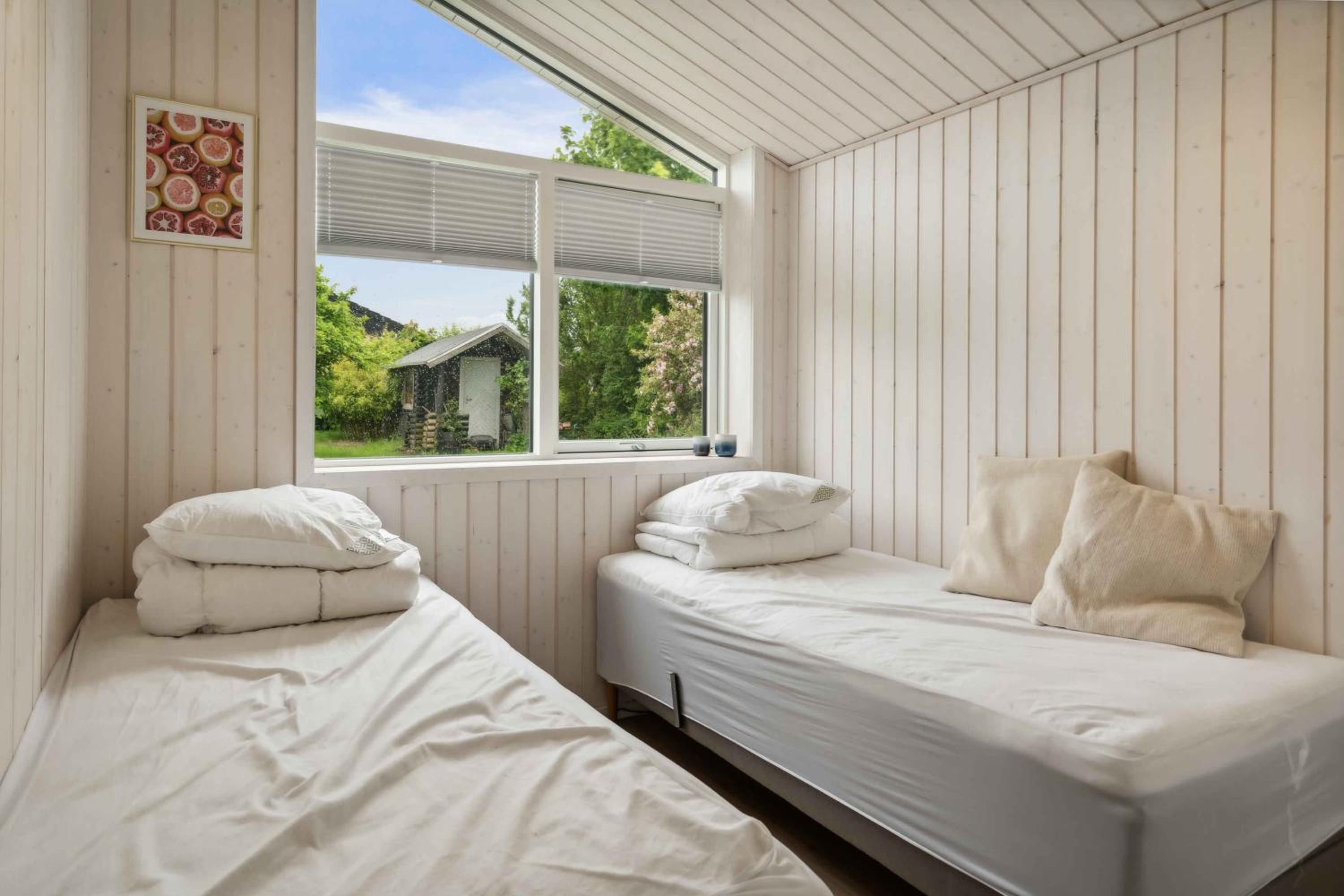 Cosy Summerhouse Near The Waterfront