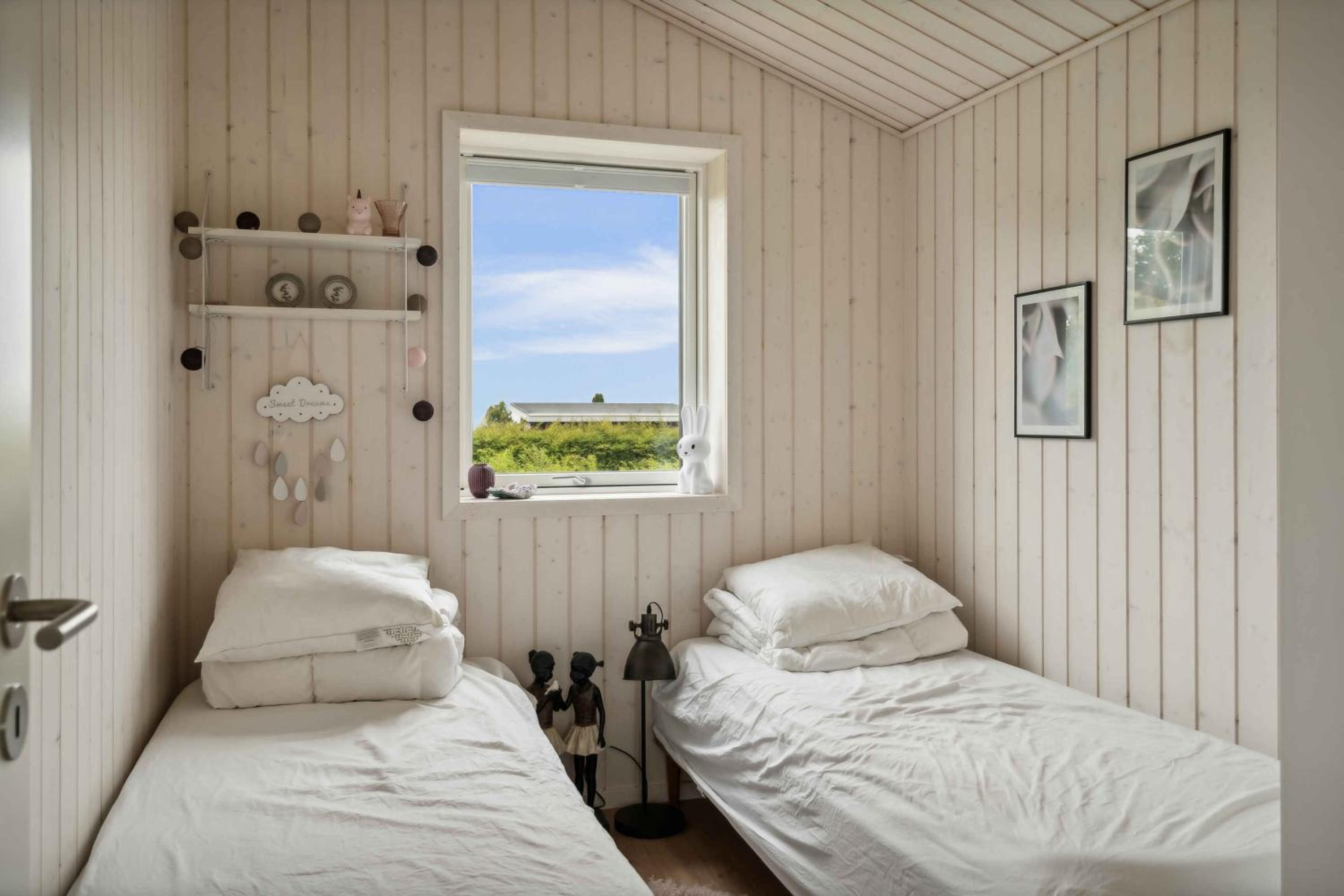 Cosy Summerhouse Near The Waterfront