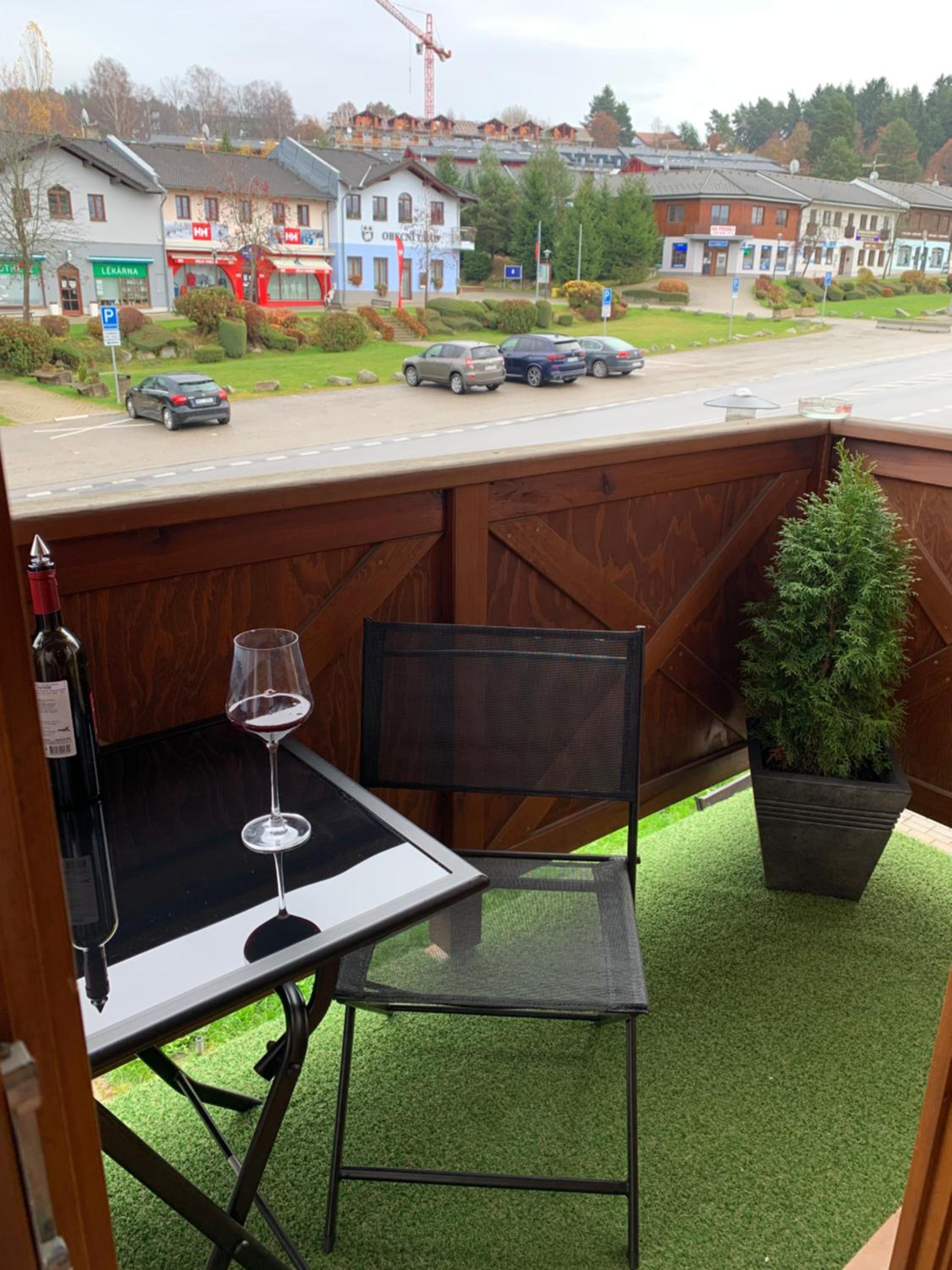Jsmit Music&Bar&Apartments, balkóny v apartmánah, bar dole