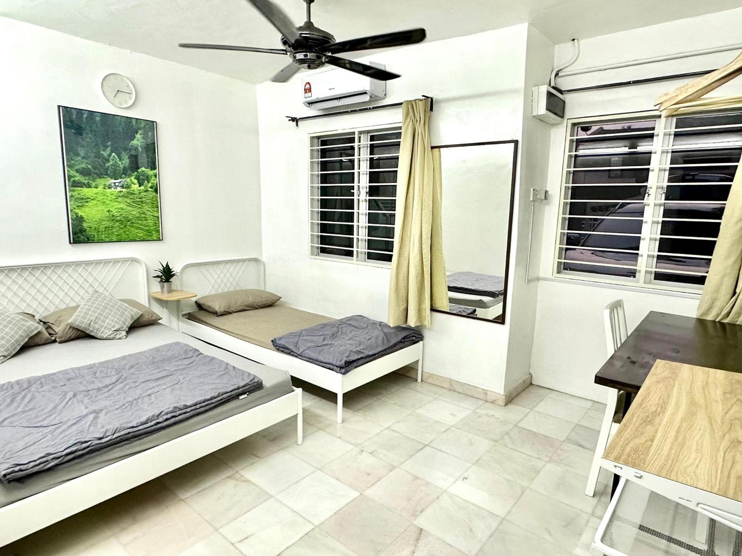 Corner Homestay with Garden and Private Parking