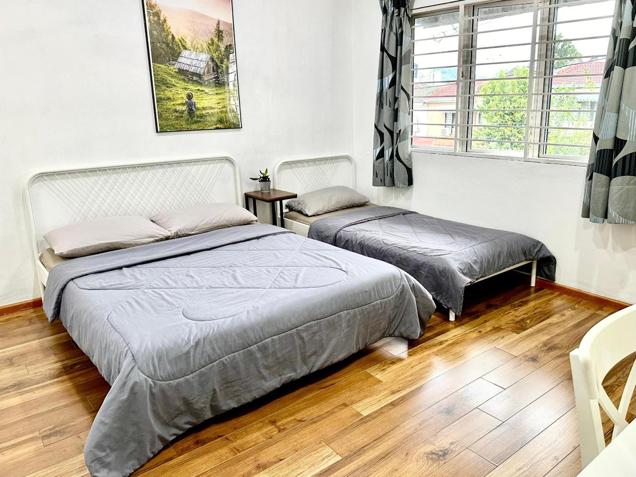 Corner Homestay with Garden and Private Parking