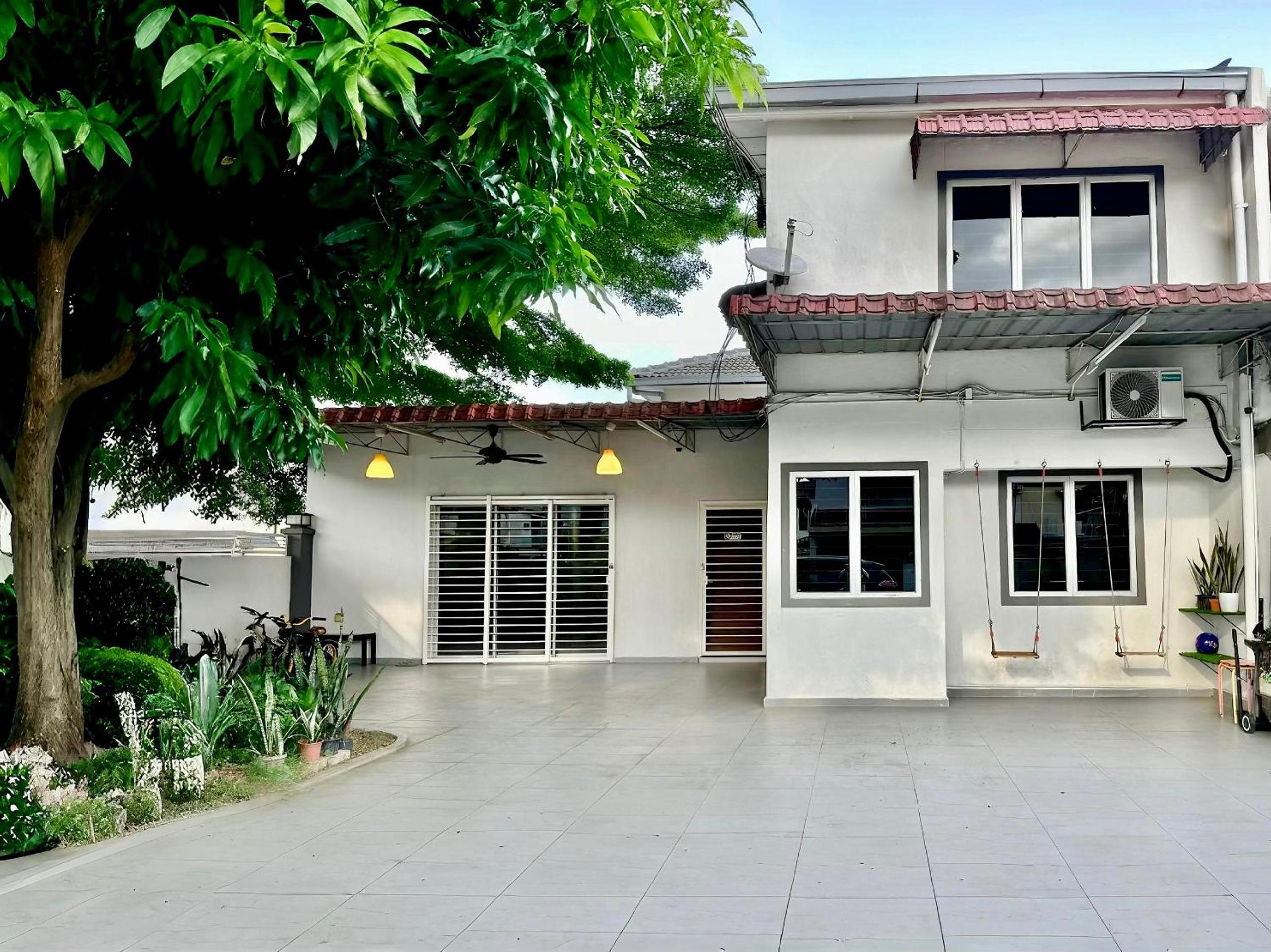 Corner Homestay with Garden and Private Parking