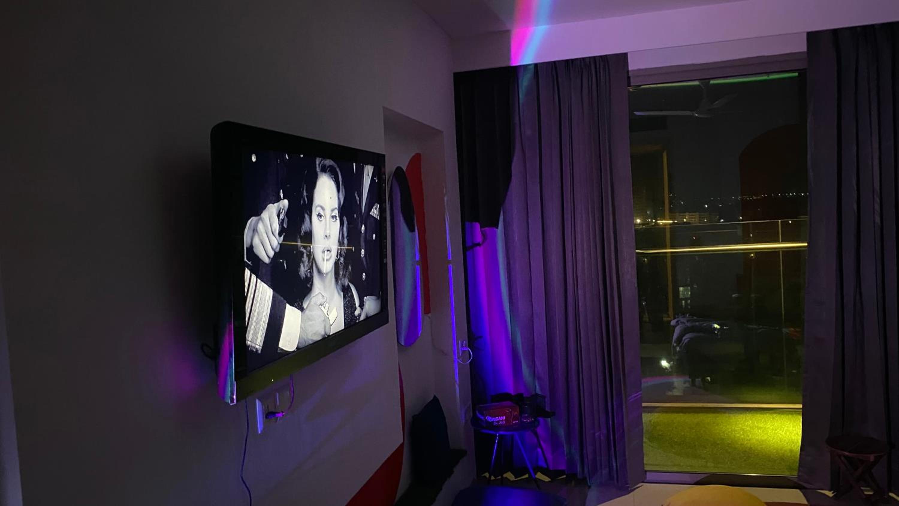 Two Passangers Netflix Circle studio view 5