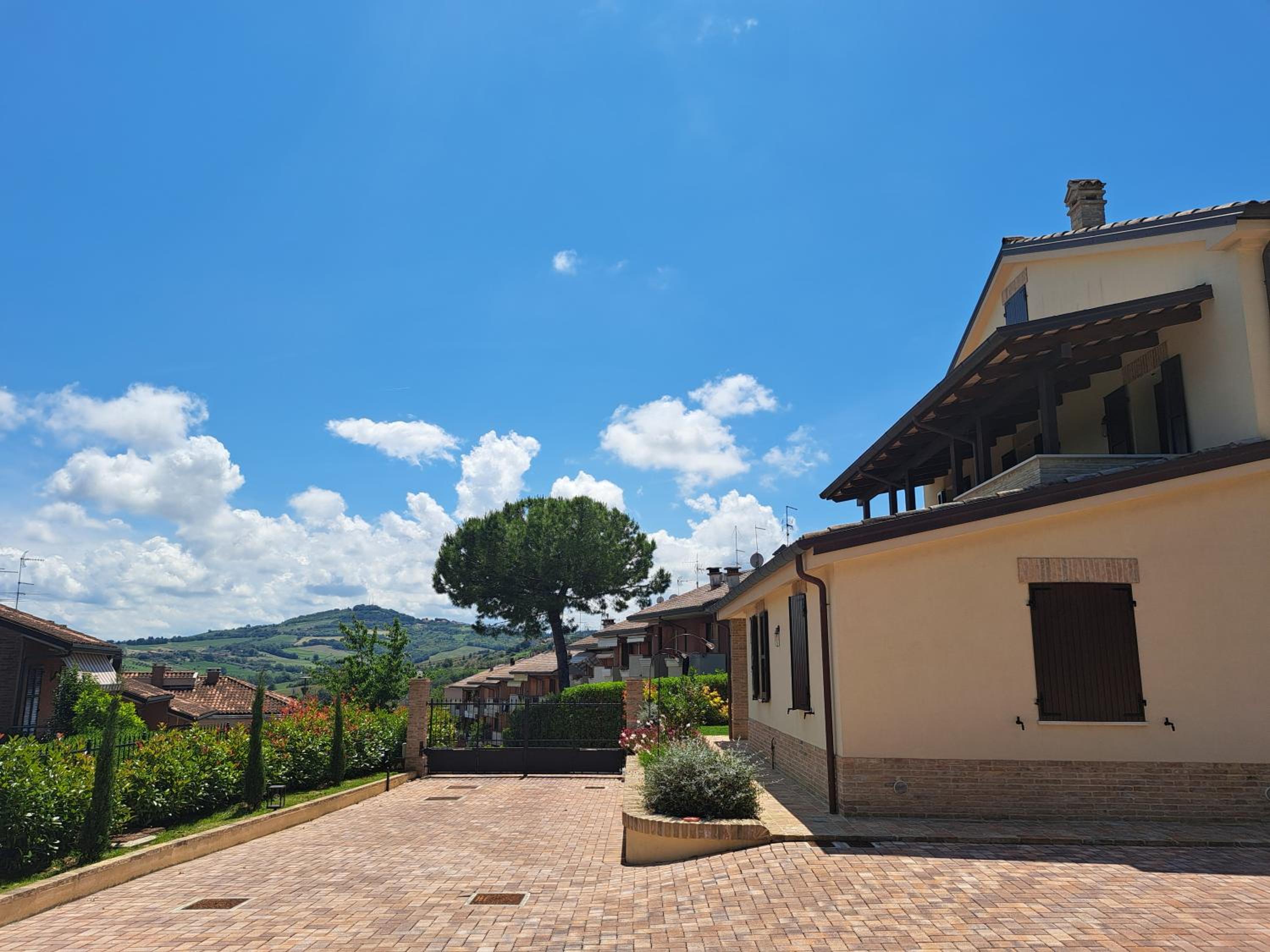 BB Da La Mi Ma, Gradara view 5