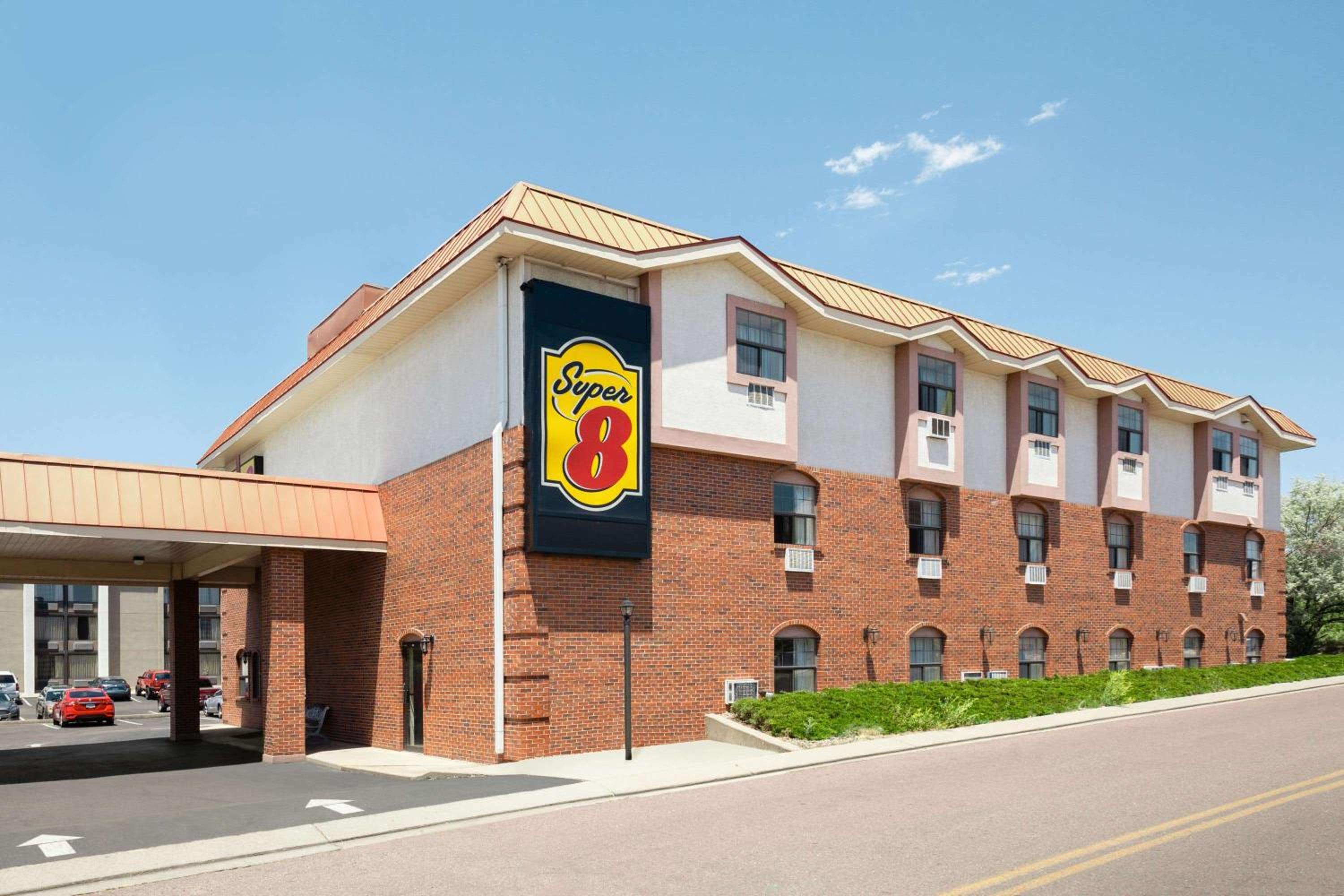 Hotel Super 8 by Wyndham Colorado Springs/Afa Area - Image 1
