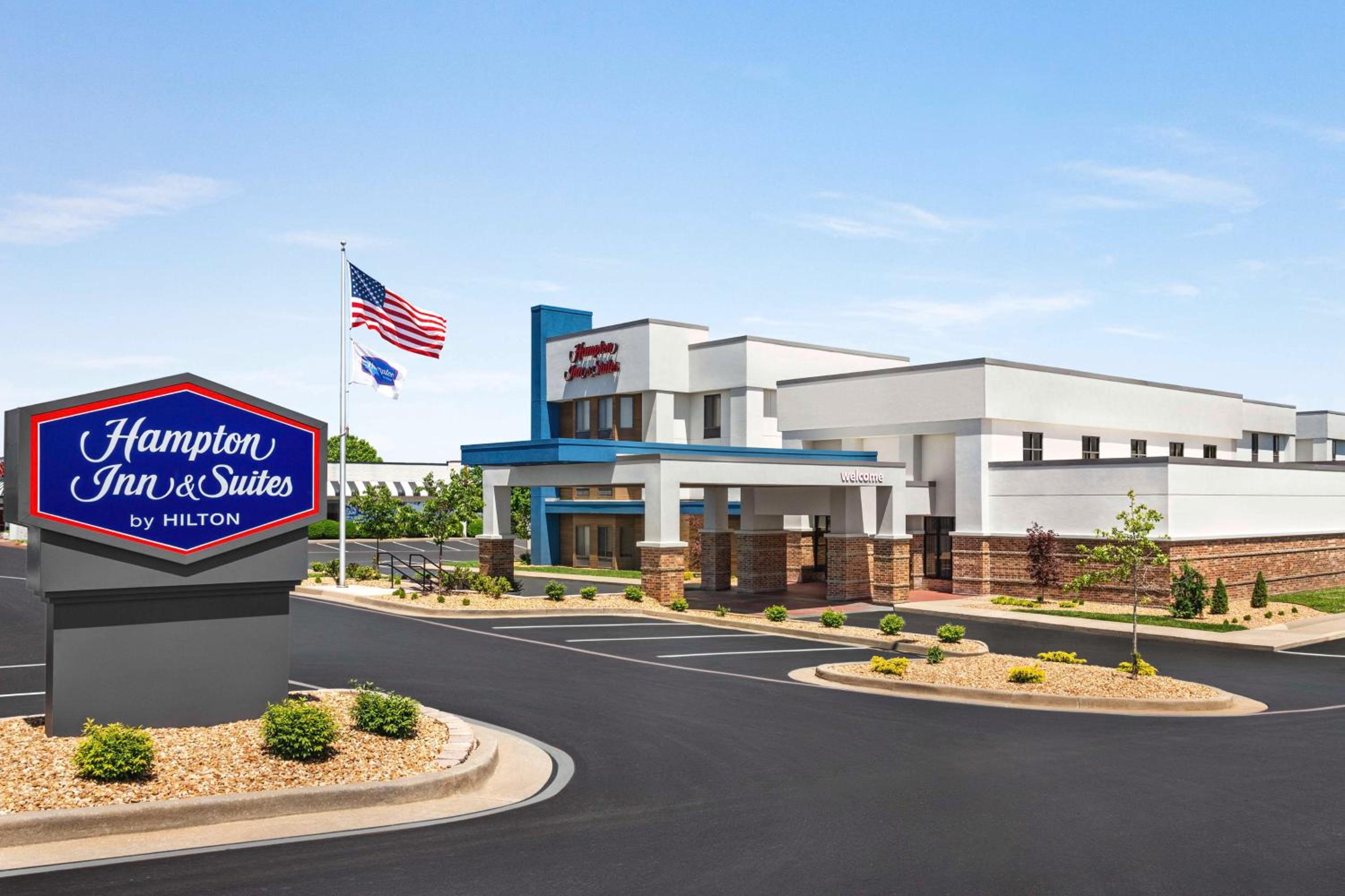 Springfield Vacations - Hampton Inn  Suites Springfield - Property Image 1
