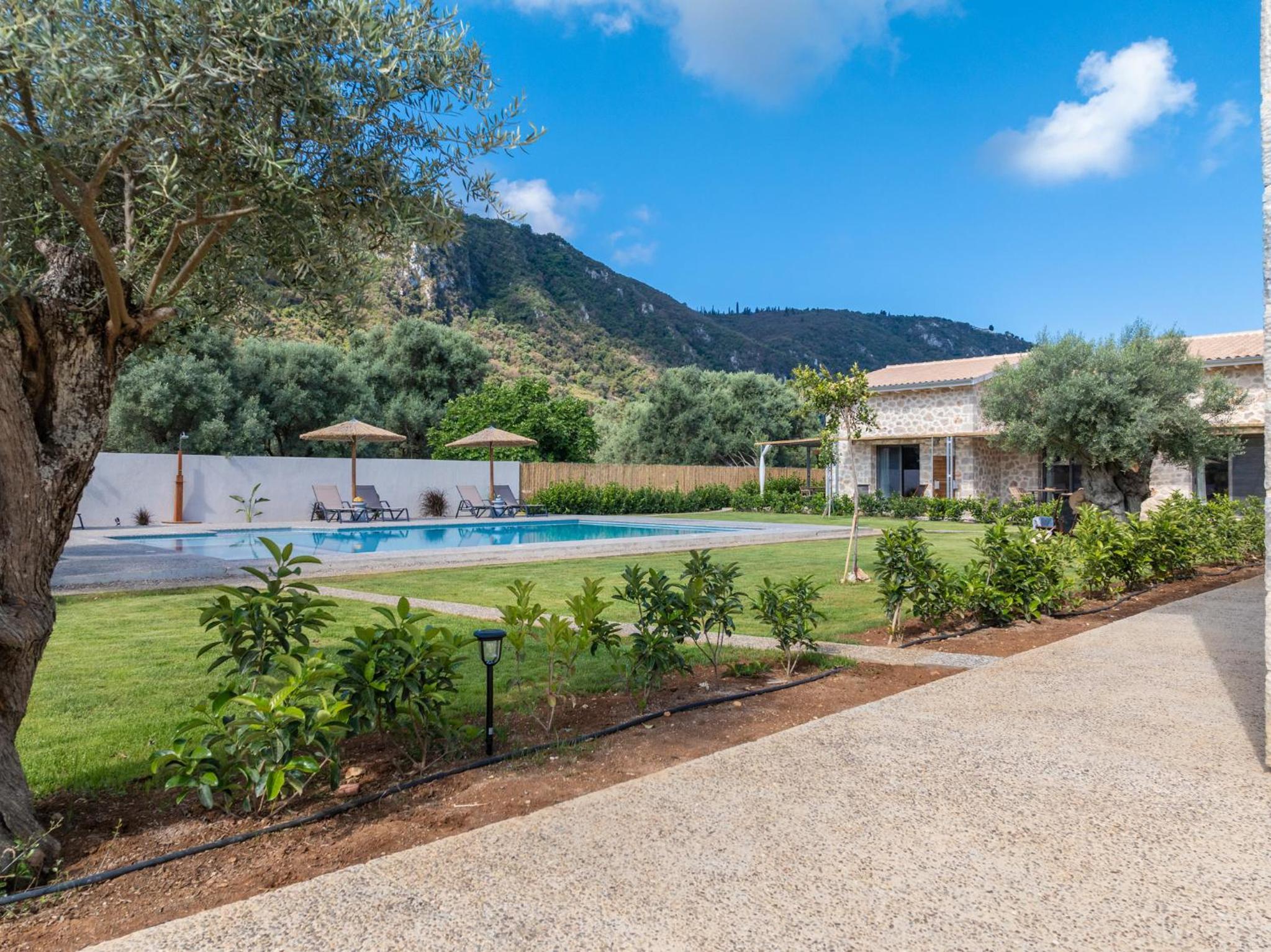 YANNIS RETREAT