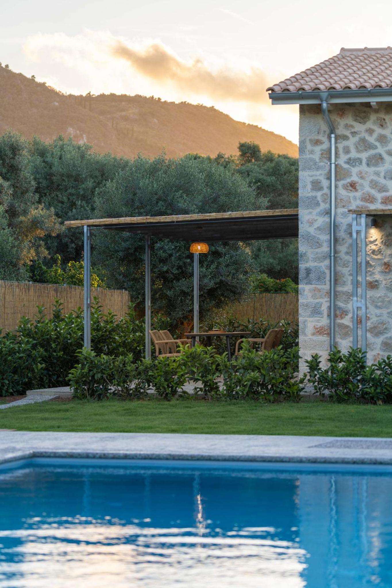 YANNIS RETREAT