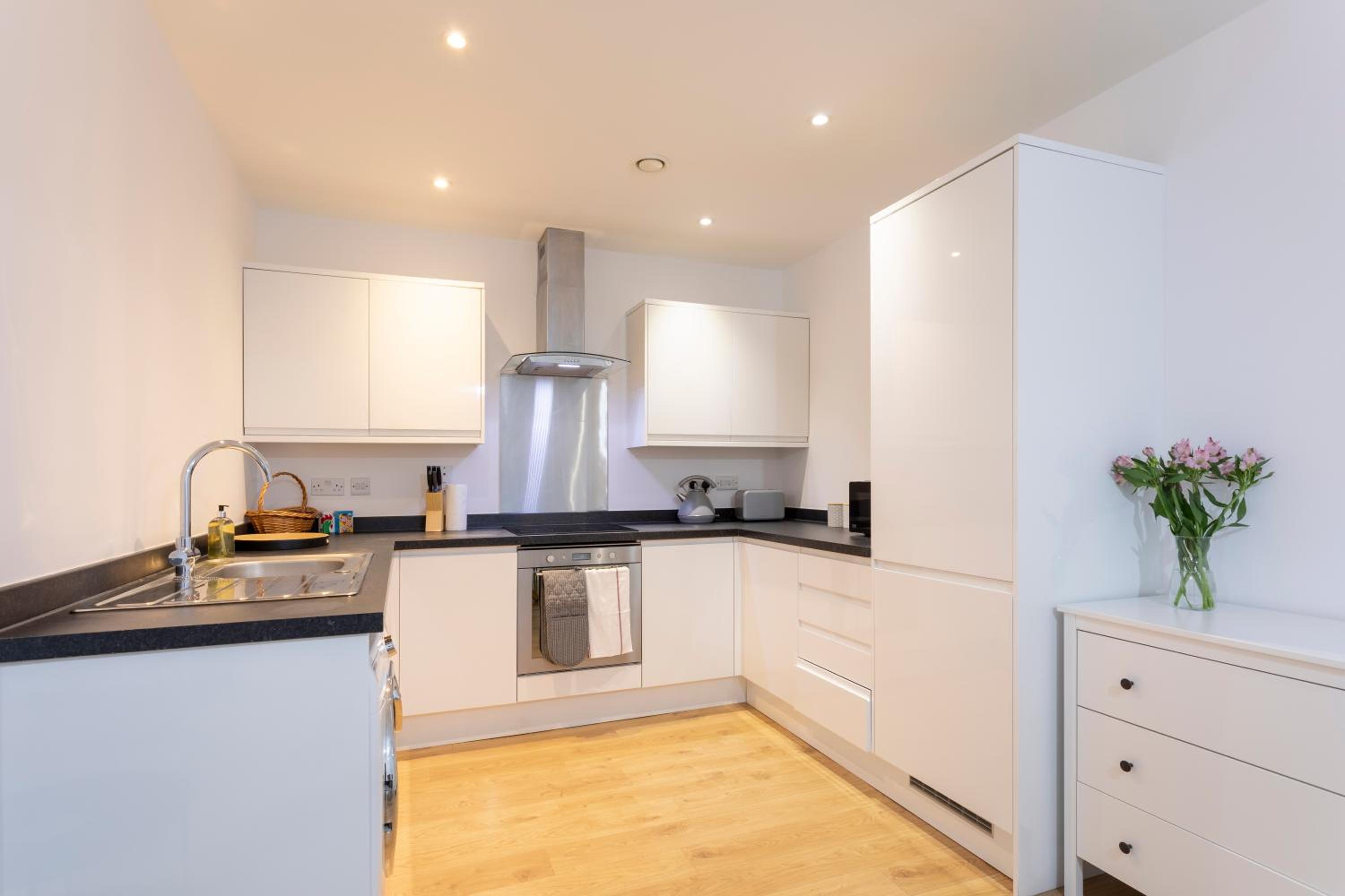 1 Bed Apartment - Redhill Central, Surrey, Gatwick #4