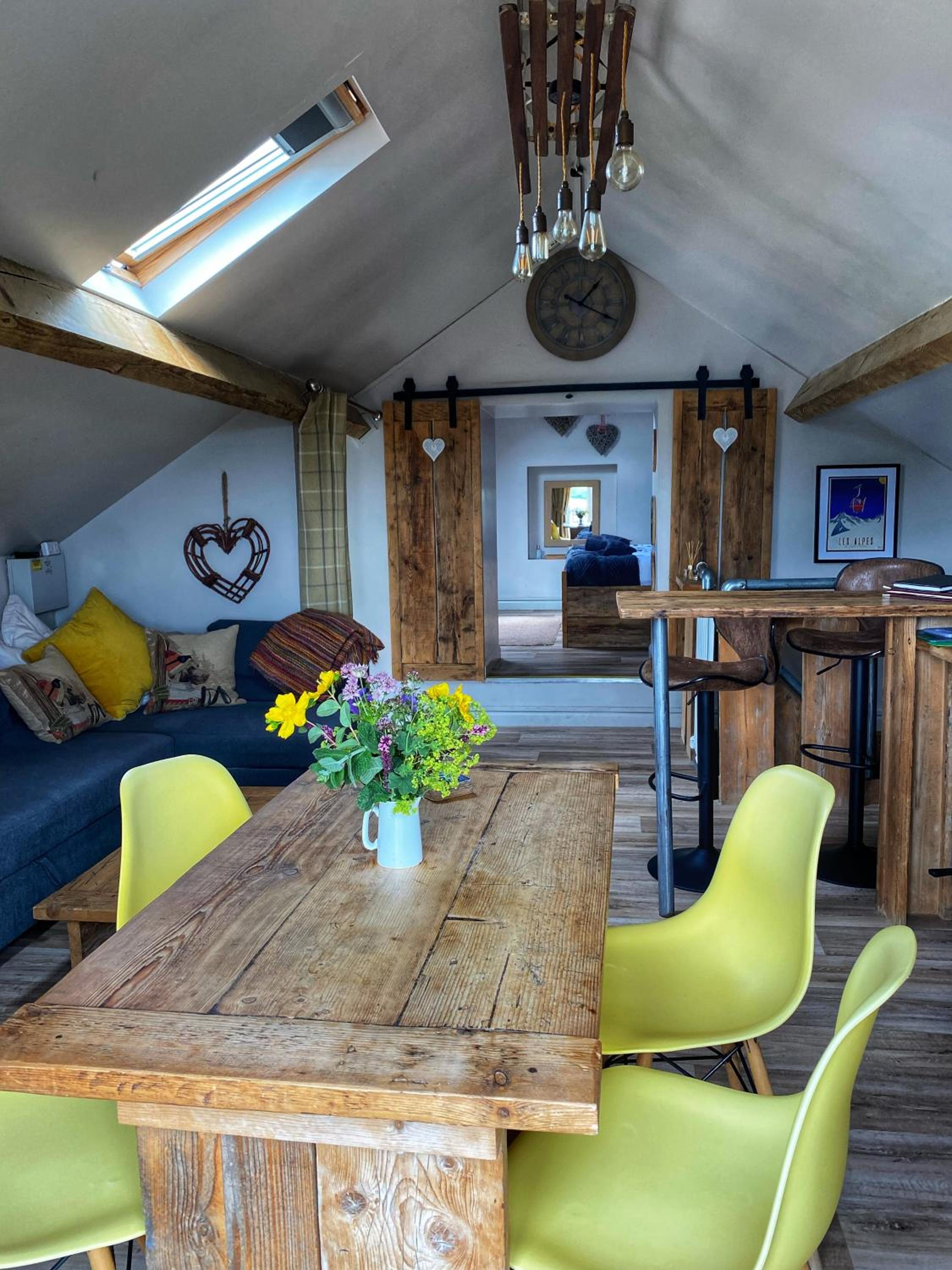 Gracie's Lodge at Woody's Glamping view 2