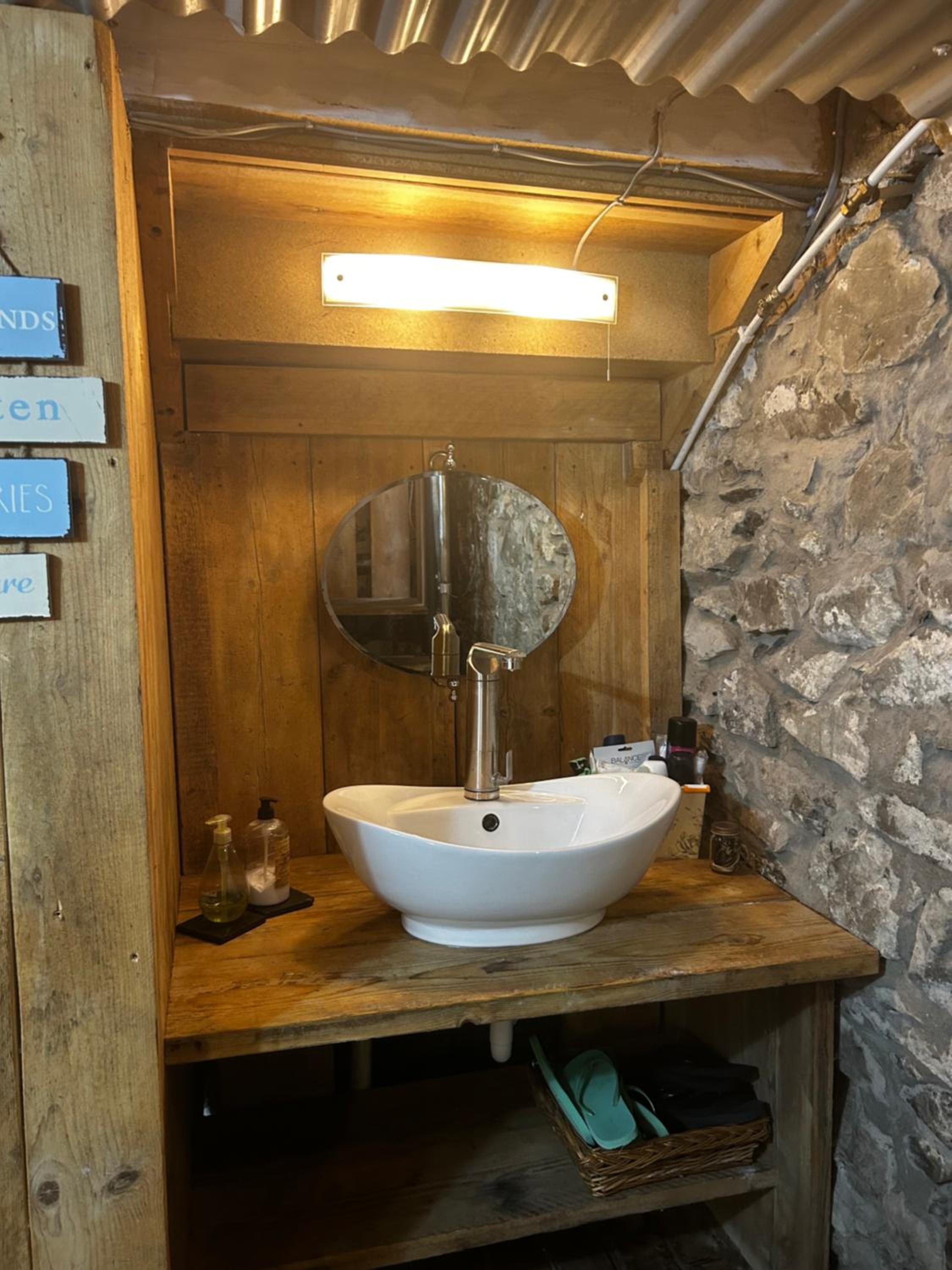 Gracie's Lodge at Woody's Glamping view 5